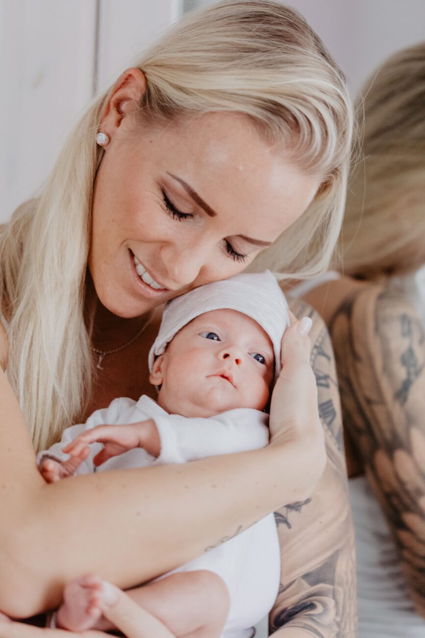 Baby, Babyboy, sohn, schwester, bruder, tochter, newborn, neugeboren, junge, mädchen, kind, liebe, mama, papa, vater, mutter, tübingen, reutlingen, stuttgart, blau, mütze, wolle, strick, babyshooting, babyfotografie, fotografie, newbornshooting, shooting, zuhause, daheim, shootingtag, dj almklausi, maritta krehl, almklausi, mössingen, fotograf mössingen, fotograf tübingen, kinder almklausi