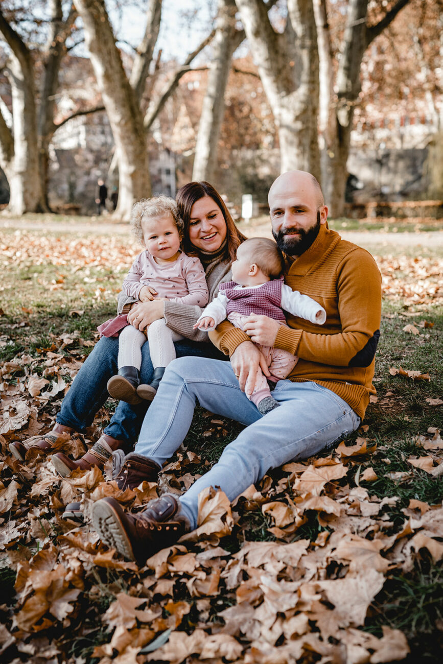 Familie, Family, Baby, Babyboy, Kinder, jugendliche, Shooting, Babygirl, Mädchen, Junge, Paar, Couple, Boy, Girl, Familienshooting, Bilder, Familienbild, liebe, verheiratet, Herbst, Tübingen, Allee, blätter, Herbstfarben, Reutlingen, Stuttgart