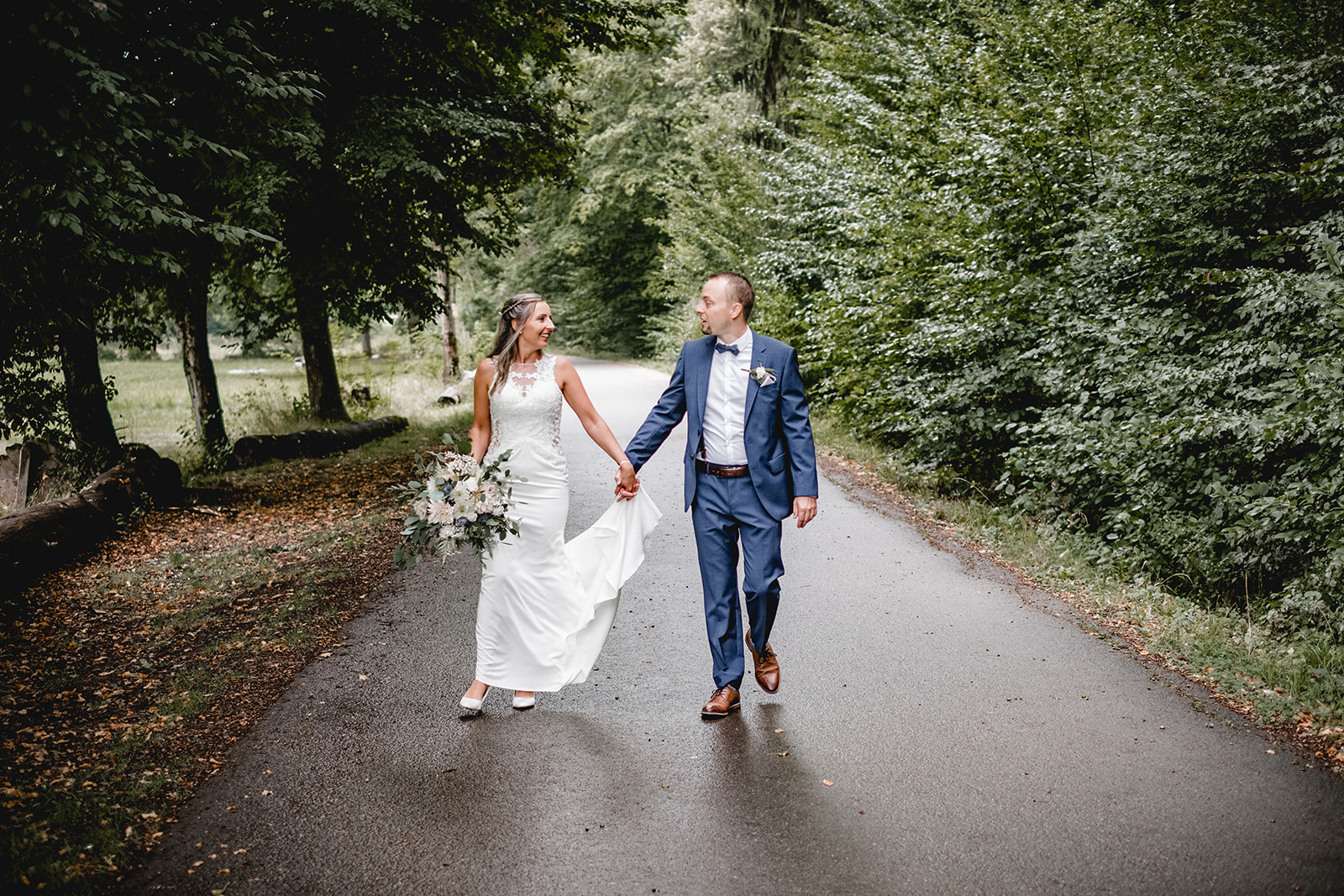 Blumen, Hochzeit, Tübingen, Brautpaar, Brautpaarshooting, Strauß, Brautstrauß, Wiese, Baum, Hechingen, Nürtingen, Stuttgart, Baden-Württemberg, Braut, Bräutigam