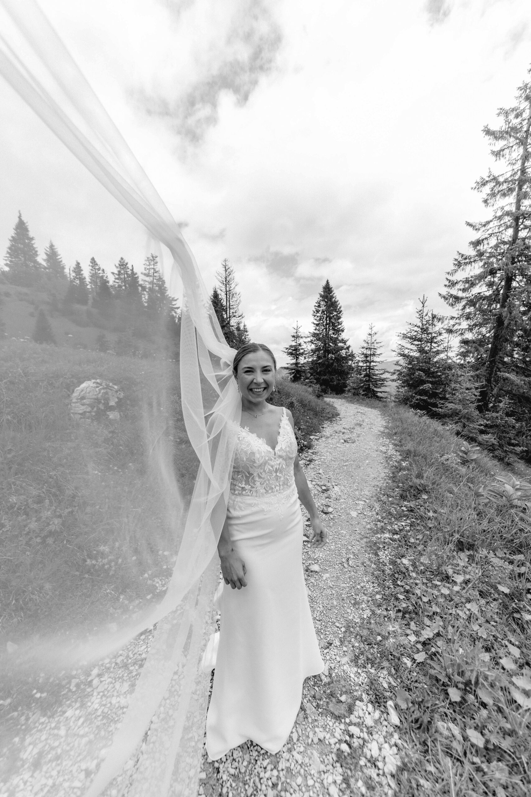 Hochzeit Tannheimer Tal, Hochzeitsfotografie Tannheimer Tal, Hochzeitsfotografin Österreich, Hochzeit in Österreich, Hochzeitslocation Tannheimer Tal, Getting Ready Hochzeit, First Moment Hochzeit, La Soa Chalets Hochzeit, Brautpaarshooting Tannheimer Tal, Gondel Hochzeit, Trauung auf dem Berg Österreich, Berg Hochzeit Österreich, Outdoor Hochzeit Tannheimer Tal, Hochzeitsfotografie Alpen, Alpenhochzeit Österreich, Hochzeitsfotografie Getting Ready Momente, First Look Hochzeitsfotografin Tannheimer Tal, La Soa Chalets Hochzeitslocation, Romantische Trauung auf dem Berg in Österreich, Brautpaarshooting in den Alpen, Gondelfahrt Hochzeit Tannheimer Tal, Hochzeitsfotografin für Alpenhochzeit, Hochzeit in La Soa Chalets Österreich, Exklusive Hochzeitsfotografie Tannheimer Tal, Hochzeit mit Gondel in den Bergen, Tipps für die perfekte Hochzeit im Tannheimer Tal, Die schönsten Hochzeitslocations in den Alpen, So wird das Getting Ready unvergesslich, First Moment: Der erste Augenblick als Brautpaar, Heiraten in den La Soa Chalets in Österreich, Romantische Bergtrauung in den Alpen, Inspirationen für ein Brautpaarshooting in den Bergen, Hochzeit mit Gondelfahrt im Tannheimer Tal, destination wedding österreich