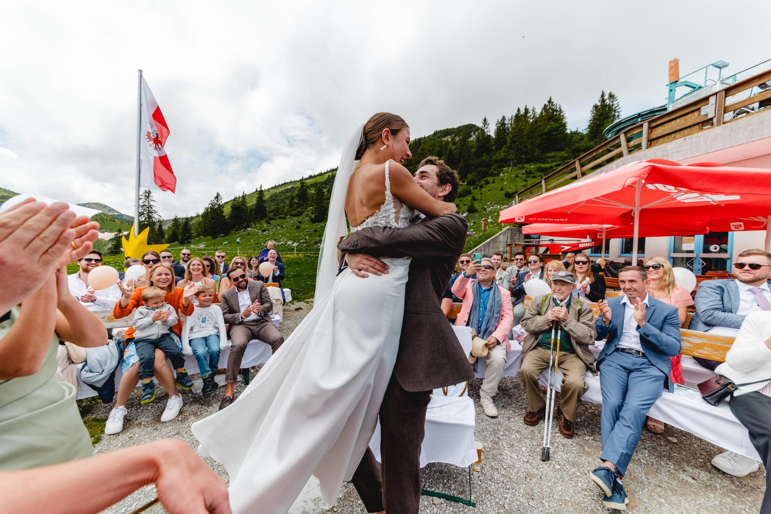 Hochzeit Tannheimer Tal, Hochzeitsfotografie Tannheimer Tal, Hochzeitsfotografin Österreich, Hochzeit in Österreich, Hochzeitslocation Tannheimer Tal, Getting Ready Hochzeit, First Moment Hochzeit, La Soa Chalets Hochzeit, Brautpaarshooting Tannheimer Tal, Gondel Hochzeit, Trauung auf dem Berg Österreich, Berg Hochzeit Österreich, Outdoor Hochzeit Tannheimer Tal, Hochzeitsfotografie Alpen, Alpenhochzeit Österreich, Hochzeitsfotografie Getting Ready Momente, First Look Hochzeitsfotografin Tannheimer Tal, La Soa Chalets Hochzeitslocation, Romantische Trauung auf dem Berg in Österreich, Brautpaarshooting in den Alpen, Gondelfahrt Hochzeit Tannheimer Tal, Hochzeitsfotografin für Alpenhochzeit, Hochzeit in La Soa Chalets Österreich, Exklusive Hochzeitsfotografie Tannheimer Tal, Hochzeit mit Gondel in den Bergen, Tipps für die perfekte Hochzeit im Tannheimer Tal, Die schönsten Hochzeitslocations in den Alpen, So wird das Getting Ready unvergesslich, First Moment: Der erste Augenblick als Brautpaar, Heiraten in den La Soa Chalets in Österreich, Romantische Bergtrauung in den Alpen, Inspirationen für ein Brautpaarshooting in den Bergen, Hochzeit mit Gondelfahrt im Tannheimer Tal, destination wedding österreich