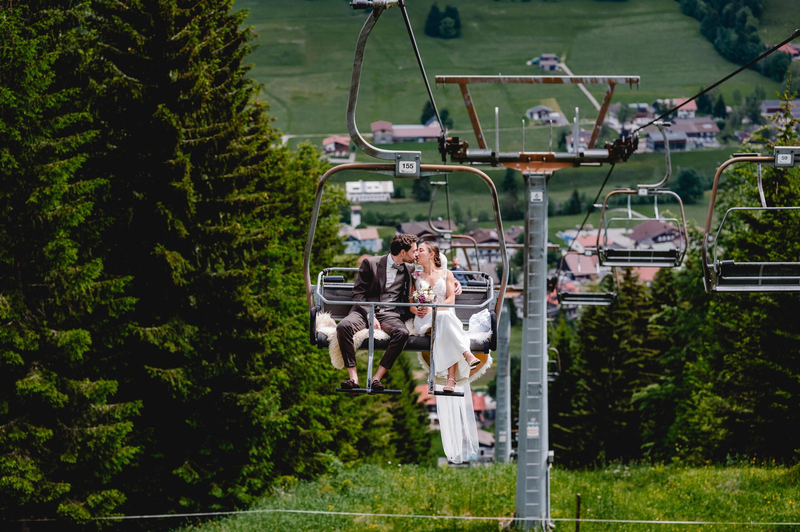 Hochzeit Tannheimer Tal, Hochzeitsfotografie Tannheimer Tal, Hochzeitsfotografin Österreich, Hochzeit in Österreich, Hochzeitslocation Tannheimer Tal, Getting Ready Hochzeit, First Moment Hochzeit, La Soa Chalets Hochzeit, Brautpaarshooting Tannheimer Tal, Gondel Hochzeit, Trauung auf dem Berg Österreich, Berg Hochzeit Österreich, Outdoor Hochzeit Tannheimer Tal, Hochzeitsfotografie Alpen, Alpenhochzeit Österreich, Hochzeitsfotografie Getting Ready Momente, First Look Hochzeitsfotografin Tannheimer Tal, La Soa Chalets Hochzeitslocation, Romantische Trauung auf dem Berg in Österreich, Brautpaarshooting in den Alpen, Gondelfahrt Hochzeit Tannheimer Tal, Hochzeitsfotografin für Alpenhochzeit, Hochzeit in La Soa Chalets Österreich, Exklusive Hochzeitsfotografie Tannheimer Tal, Hochzeit mit Gondel in den Bergen, Tipps für die perfekte Hochzeit im Tannheimer Tal, Die schönsten Hochzeitslocations in den Alpen, So wird das Getting Ready unvergesslich, First Moment: Der erste Augenblick als Brautpaar, Heiraten in den La Soa Chalets in Österreich, Romantische Bergtrauung in den Alpen, Inspirationen für ein Brautpaarshooting in den Bergen, Hochzeit mit Gondelfahrt im Tannheimer Tal, destination wedding österreich