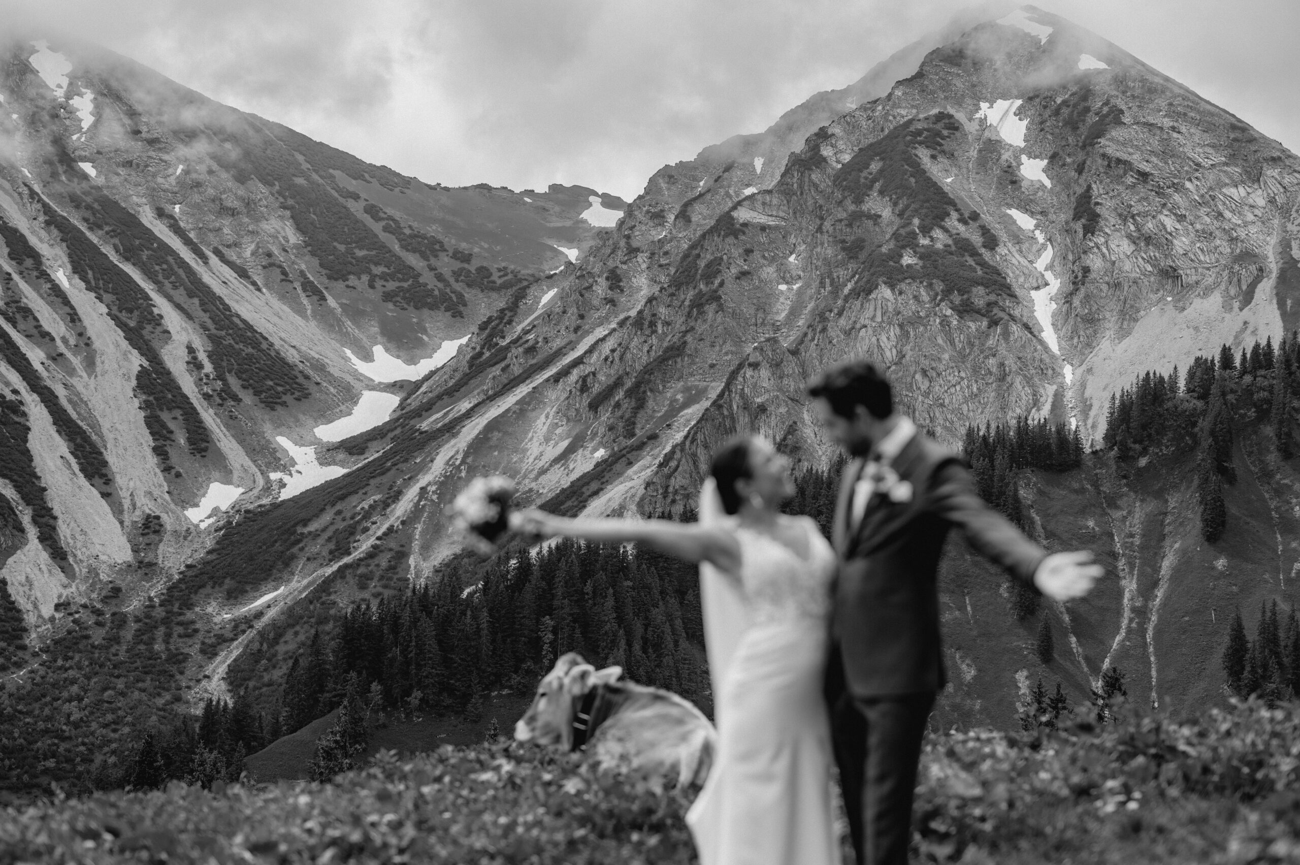 Hochzeit Tannheimer Tal, Hochzeitsfotografie Tannheimer Tal, Hochzeitsfotografin Österreich, Hochzeit in Österreich, Hochzeitslocation Tannheimer Tal, Getting Ready Hochzeit, First Moment Hochzeit, La Soa Chalets Hochzeit, Brautpaarshooting Tannheimer Tal, Gondel Hochzeit, Trauung auf dem Berg Österreich, Berg Hochzeit Österreich, Outdoor Hochzeit Tannheimer Tal, Hochzeitsfotografie Alpen, Alpenhochzeit Österreich, Hochzeitsfotografie Getting Ready Momente, First Look Hochzeitsfotografin Tannheimer Tal, La Soa Chalets Hochzeitslocation, Romantische Trauung auf dem Berg in Österreich, Brautpaarshooting in den Alpen, Gondelfahrt Hochzeit Tannheimer Tal, Hochzeitsfotografin für Alpenhochzeit, Hochzeit in La Soa Chalets Österreich, Exklusive Hochzeitsfotografie Tannheimer Tal, Hochzeit mit Gondel in den Bergen, Tipps für die perfekte Hochzeit im Tannheimer Tal, Die schönsten Hochzeitslocations in den Alpen, So wird das Getting Ready unvergesslich, First Moment: Der erste Augenblick als Brautpaar, Heiraten in den La Soa Chalets in Österreich, Romantische Bergtrauung in den Alpen, Inspirationen für ein Brautpaarshooting in den Bergen, Hochzeit mit Gondelfahrt im Tannheimer Tal, destination wedding österreich