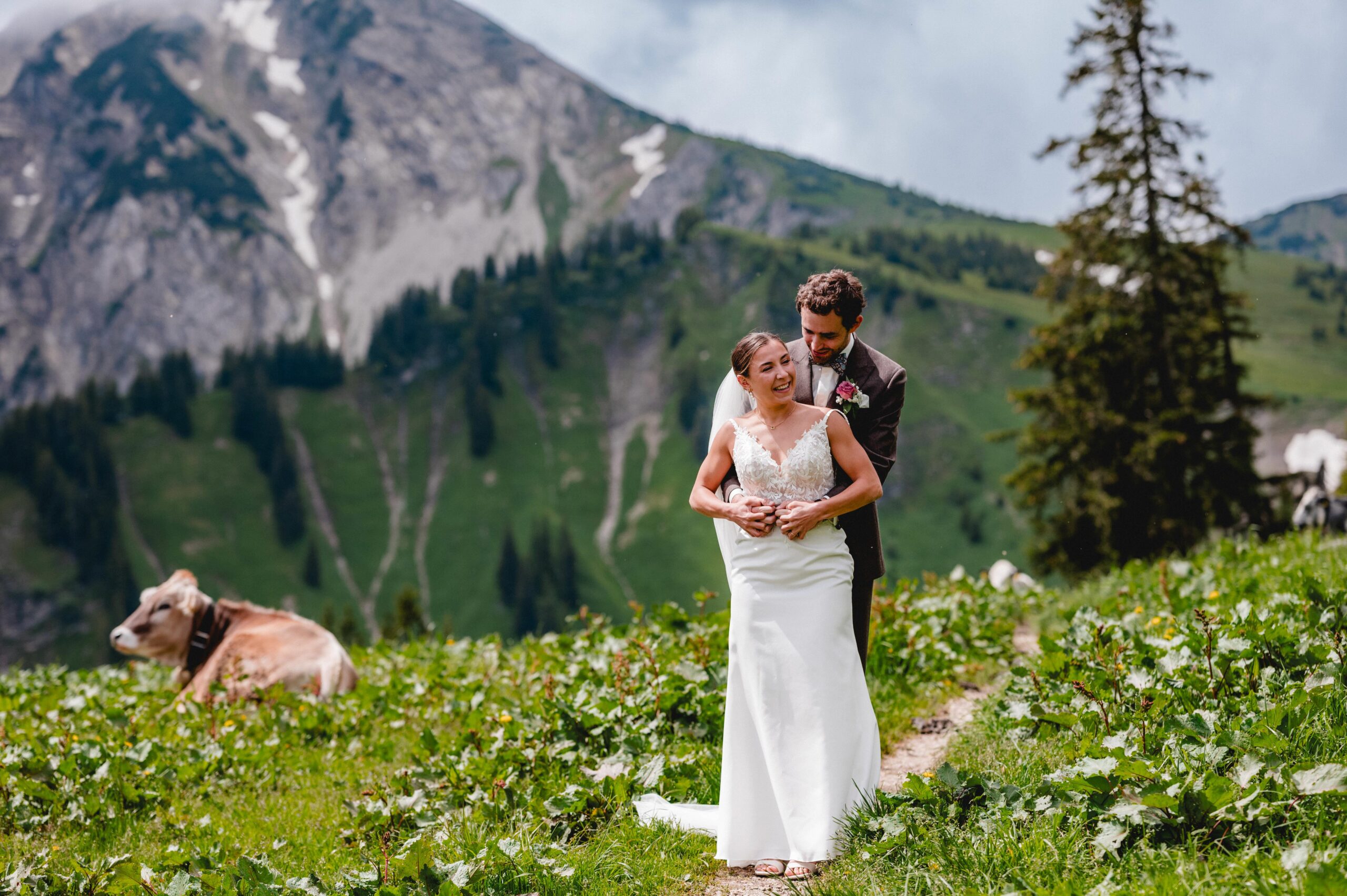 Hochzeit Tannheimer Tal, Hochzeitsfotografie Tannheimer Tal, Hochzeitsfotografin Österreich, Hochzeit in Österreich, Hochzeitslocation Tannheimer Tal, Getting Ready Hochzeit, First Moment Hochzeit, La Soa Chalets Hochzeit, Brautpaarshooting Tannheimer Tal, Gondel Hochzeit, Trauung auf dem Berg Österreich, Berg Hochzeit Österreich, Outdoor Hochzeit Tannheimer Tal, Hochzeitsfotografie Alpen, Alpenhochzeit Österreich, Hochzeitsfotografie Getting Ready Momente, First Look Hochzeitsfotografin Tannheimer Tal, La Soa Chalets Hochzeitslocation, Romantische Trauung auf dem Berg in Österreich, Brautpaarshooting in den Alpen, Gondelfahrt Hochzeit Tannheimer Tal, Hochzeitsfotografin für Alpenhochzeit, Hochzeit in La Soa Chalets Österreich, Exklusive Hochzeitsfotografie Tannheimer Tal, Hochzeit mit Gondel in den Bergen, Tipps für die perfekte Hochzeit im Tannheimer Tal, Die schönsten Hochzeitslocations in den Alpen, So wird das Getting Ready unvergesslich, First Moment: Der erste Augenblick als Brautpaar, Heiraten in den La Soa Chalets in Österreich, Romantische Bergtrauung in den Alpen, Inspirationen für ein Brautpaarshooting in den Bergen, Hochzeit mit Gondelfahrt im Tannheimer Tal, destination wedding österreich