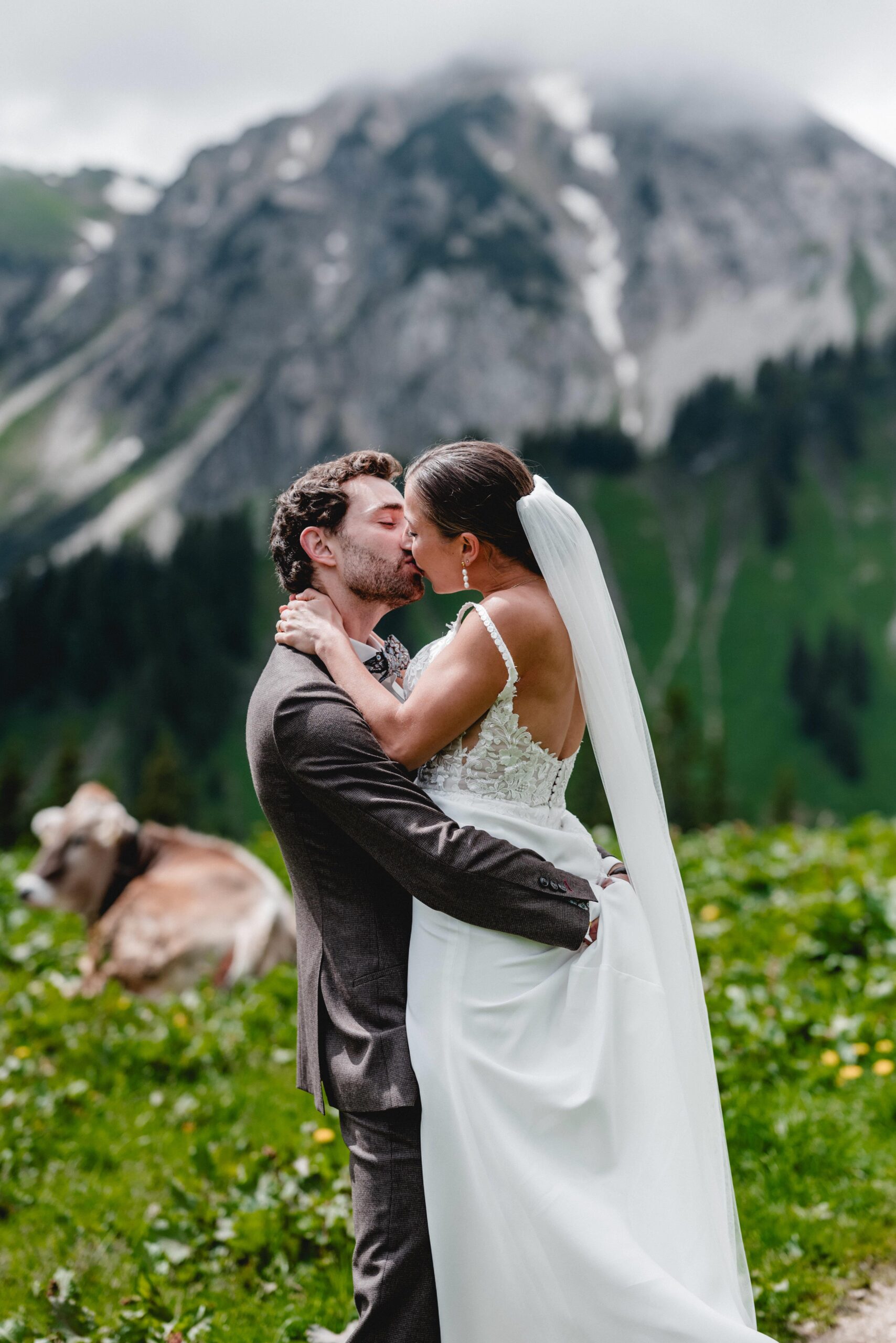 Hochzeit Tannheimer Tal, Hochzeitsfotografie Tannheimer Tal, Hochzeitsfotografin Österreich, Hochzeit in Österreich, Hochzeitslocation Tannheimer Tal, Getting Ready Hochzeit, First Moment Hochzeit, La Soa Chalets Hochzeit, Brautpaarshooting Tannheimer Tal, Gondel Hochzeit, Trauung auf dem Berg Österreich, Berg Hochzeit Österreich, Outdoor Hochzeit Tannheimer Tal, Hochzeitsfotografie Alpen, Alpenhochzeit Österreich, Hochzeitsfotografie Getting Ready Momente, First Look Hochzeitsfotografin Tannheimer Tal, La Soa Chalets Hochzeitslocation, Romantische Trauung auf dem Berg in Österreich, Brautpaarshooting in den Alpen, Gondelfahrt Hochzeit Tannheimer Tal, Hochzeitsfotografin für Alpenhochzeit, Hochzeit in La Soa Chalets Österreich, Exklusive Hochzeitsfotografie Tannheimer Tal, Hochzeit mit Gondel in den Bergen, Tipps für die perfekte Hochzeit im Tannheimer Tal, Die schönsten Hochzeitslocations in den Alpen, So wird das Getting Ready unvergesslich, First Moment: Der erste Augenblick als Brautpaar, Heiraten in den La Soa Chalets in Österreich, Romantische Bergtrauung in den Alpen, Inspirationen für ein Brautpaarshooting in den Bergen, Hochzeit mit Gondelfahrt im Tannheimer Tal, destination wedding österreich