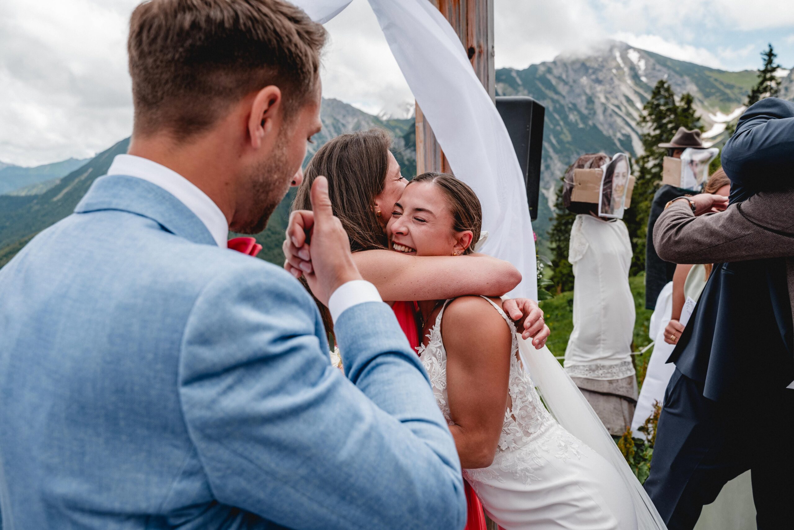 Hochzeit Tannheimer Tal, Hochzeitsfotografie Tannheimer Tal, Hochzeitsfotografin Österreich, Hochzeit in Österreich, Hochzeitslocation Tannheimer Tal, Getting Ready Hochzeit, First Moment Hochzeit, La Soa Chalets Hochzeit, Brautpaarshooting Tannheimer Tal, Gondel Hochzeit, Trauung auf dem Berg Österreich, Berg Hochzeit Österreich, Outdoor Hochzeit Tannheimer Tal, Hochzeitsfotografie Alpen, Alpenhochzeit Österreich, Hochzeitsfotografie Getting Ready Momente, First Look Hochzeitsfotografin Tannheimer Tal, La Soa Chalets Hochzeitslocation, Romantische Trauung auf dem Berg in Österreich, Brautpaarshooting in den Alpen, Gondelfahrt Hochzeit Tannheimer Tal, Hochzeitsfotografin für Alpenhochzeit, Hochzeit in La Soa Chalets Österreich, Exklusive Hochzeitsfotografie Tannheimer Tal, Hochzeit mit Gondel in den Bergen, Tipps für die perfekte Hochzeit im Tannheimer Tal, Die schönsten Hochzeitslocations in den Alpen, So wird das Getting Ready unvergesslich, First Moment: Der erste Augenblick als Brautpaar, Heiraten in den La Soa Chalets in Österreich, Romantische Bergtrauung in den Alpen, Inspirationen für ein Brautpaarshooting in den Bergen, Hochzeit mit Gondelfahrt im Tannheimer Tal, destination wedding österreich