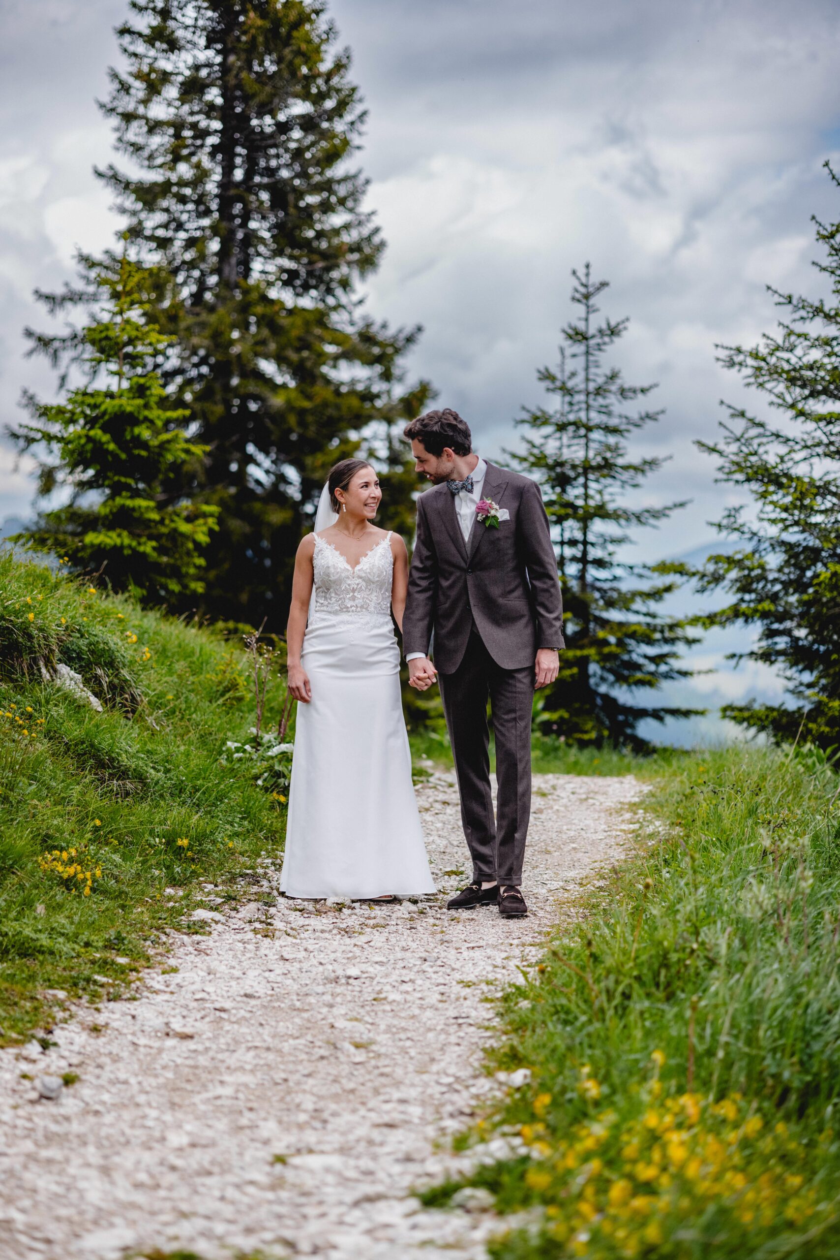 Hochzeit Tannheimer Tal, Hochzeitsfotografie Tannheimer Tal, Hochzeitsfotografin Österreich, Hochzeit in Österreich, Hochzeitslocation Tannheimer Tal, Getting Ready Hochzeit, First Moment Hochzeit, La Soa Chalets Hochzeit, Brautpaarshooting Tannheimer Tal, Gondel Hochzeit, Trauung auf dem Berg Österreich, Berg Hochzeit Österreich, Outdoor Hochzeit Tannheimer Tal, Hochzeitsfotografie Alpen, Alpenhochzeit Österreich, Hochzeitsfotografie Getting Ready Momente, First Look Hochzeitsfotografin Tannheimer Tal, La Soa Chalets Hochzeitslocation, Romantische Trauung auf dem Berg in Österreich, Brautpaarshooting in den Alpen, Gondelfahrt Hochzeit Tannheimer Tal, Hochzeitsfotografin für Alpenhochzeit, Hochzeit in La Soa Chalets Österreich, Exklusive Hochzeitsfotografie Tannheimer Tal, Hochzeit mit Gondel in den Bergen, Tipps für die perfekte Hochzeit im Tannheimer Tal, Die schönsten Hochzeitslocations in den Alpen, So wird das Getting Ready unvergesslich, First Moment: Der erste Augenblick als Brautpaar, Heiraten in den La Soa Chalets in Österreich, Romantische Bergtrauung in den Alpen, Inspirationen für ein Brautpaarshooting in den Bergen, Hochzeit mit Gondelfahrt im Tannheimer Tal, destination wedding österreich