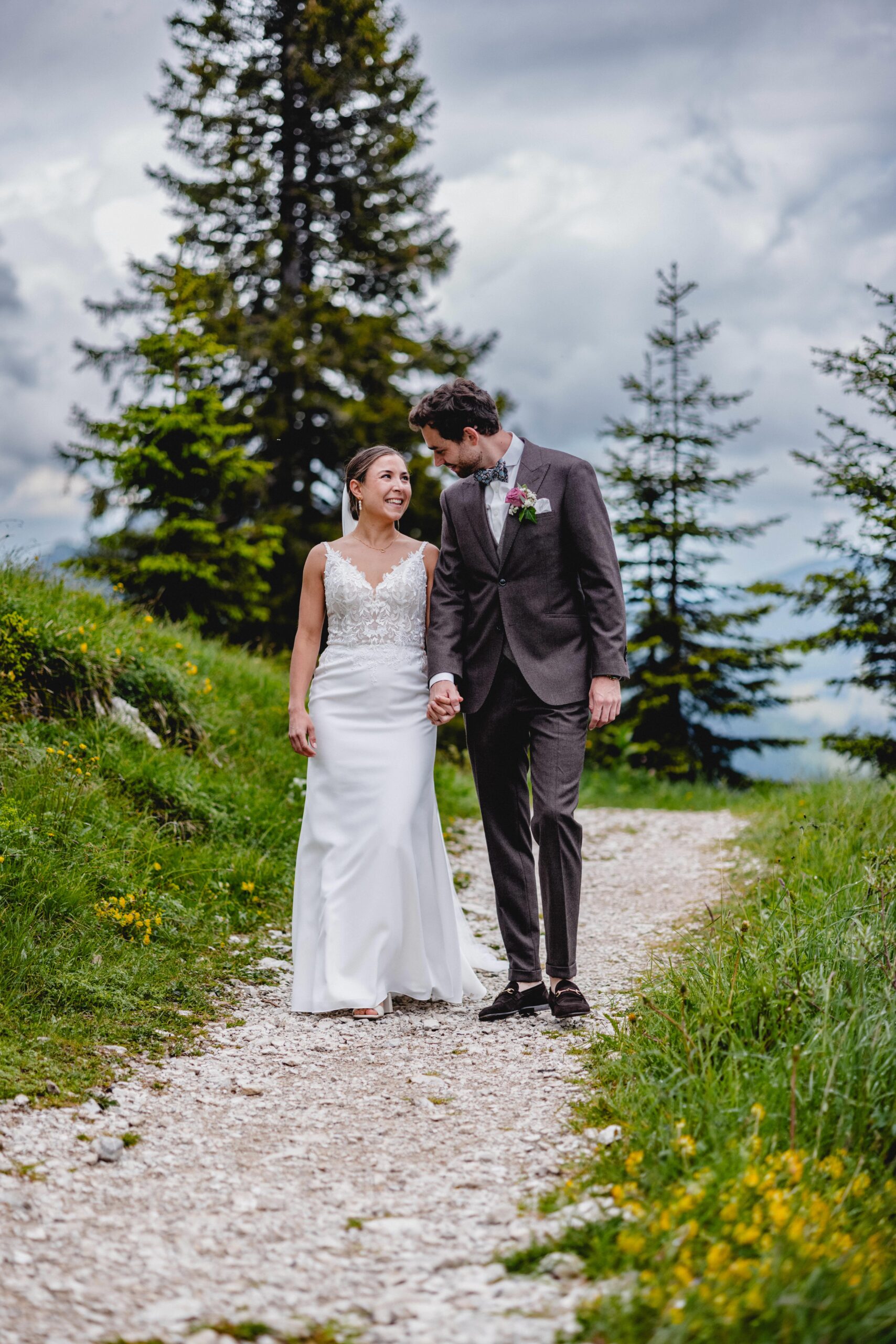 Hochzeit Tannheimer Tal, Hochzeitsfotografie Tannheimer Tal, Hochzeitsfotografin Österreich, Hochzeit in Österreich, Hochzeitslocation Tannheimer Tal, Getting Ready Hochzeit, First Moment Hochzeit, La Soa Chalets Hochzeit, Brautpaarshooting Tannheimer Tal, Gondel Hochzeit, Trauung auf dem Berg Österreich, Berg Hochzeit Österreich, Outdoor Hochzeit Tannheimer Tal, Hochzeitsfotografie Alpen, Alpenhochzeit Österreich, Hochzeitsfotografie Getting Ready Momente, First Look Hochzeitsfotografin Tannheimer Tal, La Soa Chalets Hochzeitslocation, Romantische Trauung auf dem Berg in Österreich, Brautpaarshooting in den Alpen, Gondelfahrt Hochzeit Tannheimer Tal, Hochzeitsfotografin für Alpenhochzeit, Hochzeit in La Soa Chalets Österreich, Exklusive Hochzeitsfotografie Tannheimer Tal, Hochzeit mit Gondel in den Bergen, Tipps für die perfekte Hochzeit im Tannheimer Tal, Die schönsten Hochzeitslocations in den Alpen, So wird das Getting Ready unvergesslich, First Moment: Der erste Augenblick als Brautpaar, Heiraten in den La Soa Chalets in Österreich, Romantische Bergtrauung in den Alpen, Inspirationen für ein Brautpaarshooting in den Bergen, Hochzeit mit Gondelfahrt im Tannheimer Tal, destination wedding österreich