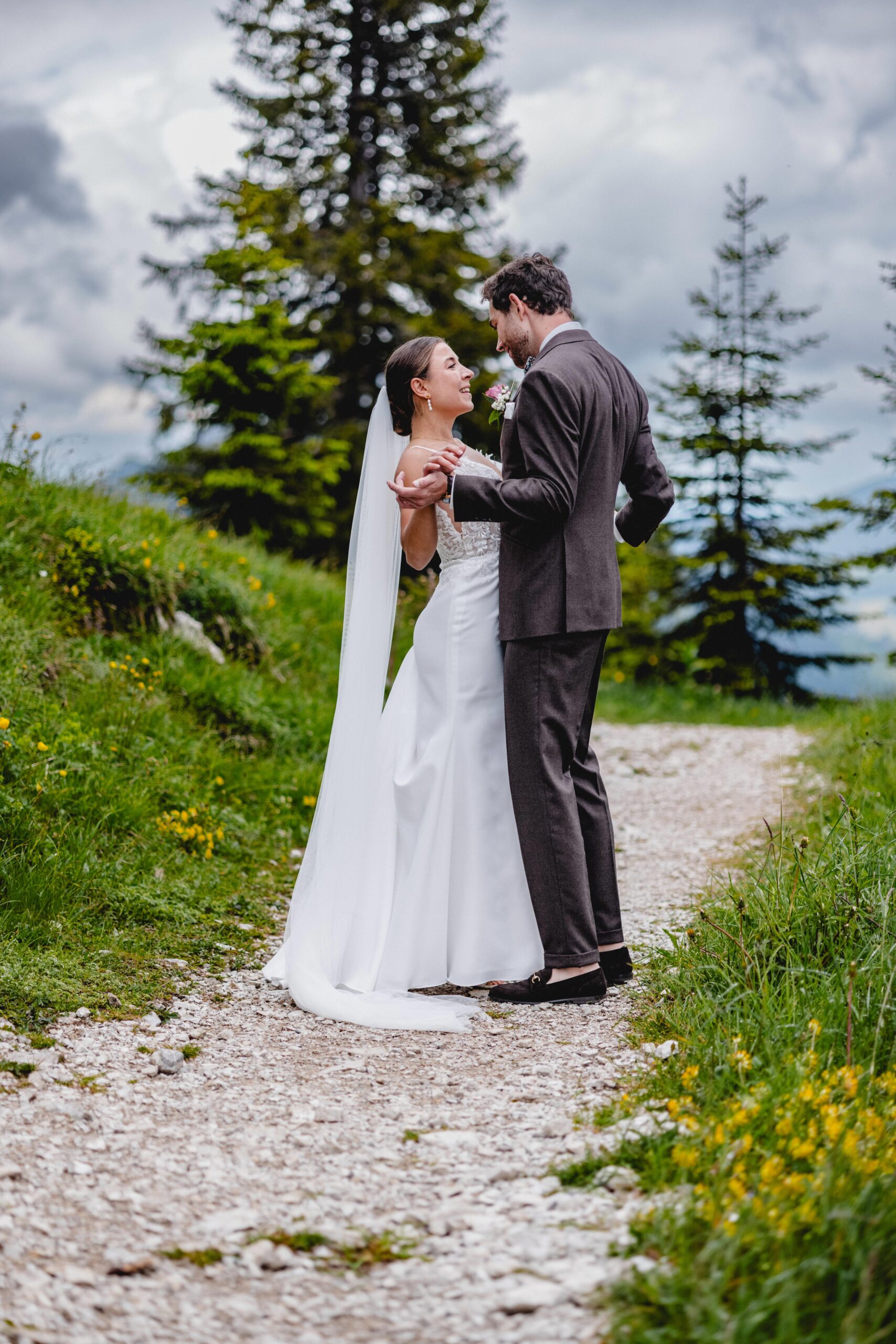 Hochzeit Tannheimer Tal, Hochzeitsfotografie Tannheimer Tal, Hochzeitsfotografin Österreich, Hochzeit in Österreich, Hochzeitslocation Tannheimer Tal, Getting Ready Hochzeit, First Moment Hochzeit, La Soa Chalets Hochzeit, Brautpaarshooting Tannheimer Tal, Gondel Hochzeit, Trauung auf dem Berg Österreich, Berg Hochzeit Österreich, Outdoor Hochzeit Tannheimer Tal, Hochzeitsfotografie Alpen, Alpenhochzeit Österreich, Hochzeitsfotografie Getting Ready Momente, First Look Hochzeitsfotografin Tannheimer Tal, La Soa Chalets Hochzeitslocation, Romantische Trauung auf dem Berg in Österreich, Brautpaarshooting in den Alpen, Gondelfahrt Hochzeit Tannheimer Tal, Hochzeitsfotografin für Alpenhochzeit, Hochzeit in La Soa Chalets Österreich, Exklusive Hochzeitsfotografie Tannheimer Tal, Hochzeit mit Gondel in den Bergen, Tipps für die perfekte Hochzeit im Tannheimer Tal, Die schönsten Hochzeitslocations in den Alpen, So wird das Getting Ready unvergesslich, First Moment: Der erste Augenblick als Brautpaar, Heiraten in den La Soa Chalets in Österreich, Romantische Bergtrauung in den Alpen, Inspirationen für ein Brautpaarshooting in den Bergen, Hochzeit mit Gondelfahrt im Tannheimer Tal, destination wedding österreich