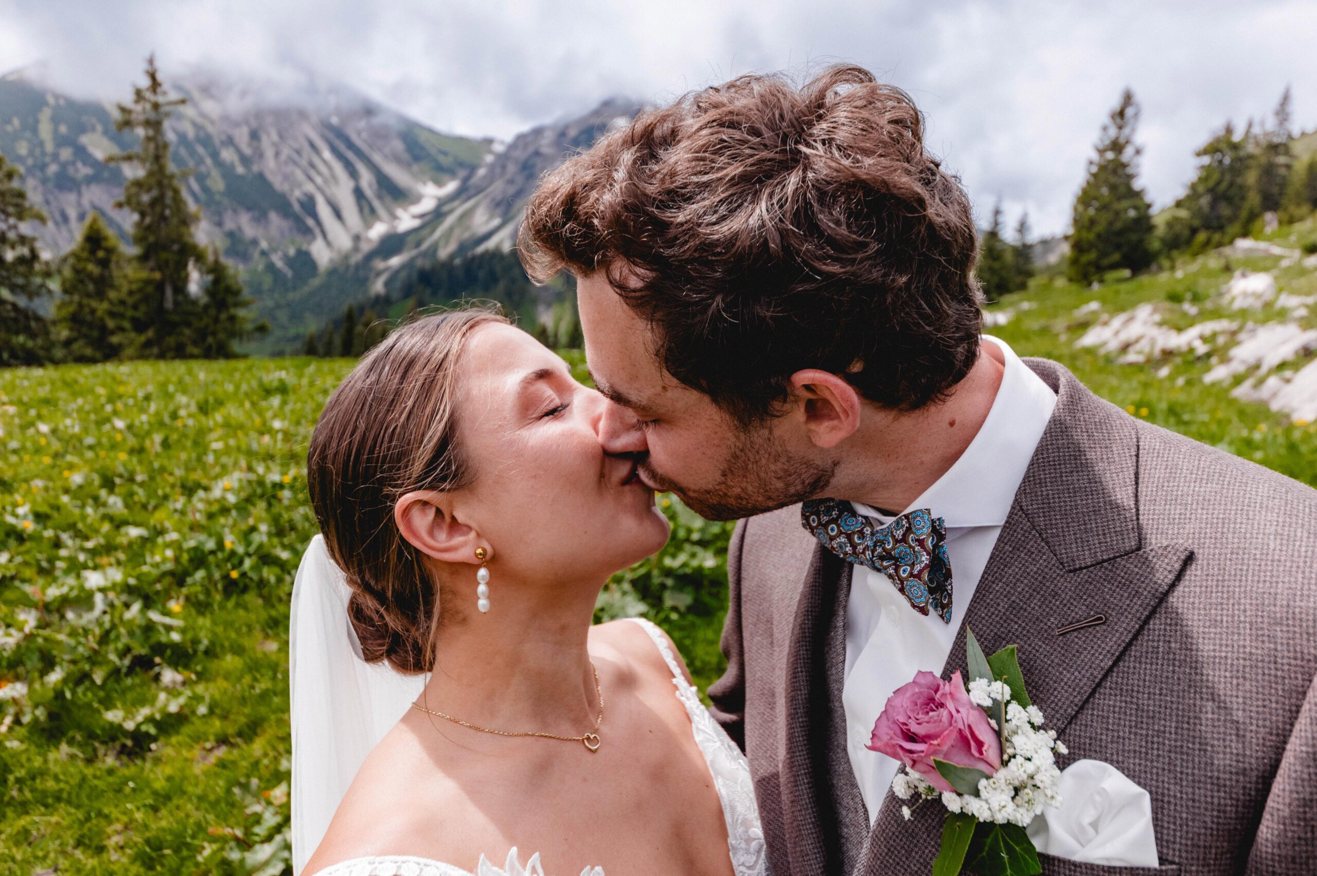 Hochzeit Tannheimer Tal, Hochzeitsfotografie Tannheimer Tal, Hochzeitsfotografin Österreich, Hochzeit in Österreich, Hochzeitslocation Tannheimer Tal, Getting Ready Hochzeit, First Moment Hochzeit, La Soa Chalets Hochzeit, Brautpaarshooting Tannheimer Tal, Gondel Hochzeit, Trauung auf dem Berg Österreich, Berg Hochzeit Österreich, Outdoor Hochzeit Tannheimer Tal, Hochzeitsfotografie Alpen, Alpenhochzeit Österreich, Hochzeitsfotografie Getting Ready Momente, First Look Hochzeitsfotografin Tannheimer Tal, La Soa Chalets Hochzeitslocation, Romantische Trauung auf dem Berg in Österreich, Brautpaarshooting in den Alpen, Gondelfahrt Hochzeit Tannheimer Tal, Hochzeitsfotografin für Alpenhochzeit, Hochzeit in La Soa Chalets Österreich, Exklusive Hochzeitsfotografie Tannheimer Tal, Hochzeit mit Gondel in den Bergen, Tipps für die perfekte Hochzeit im Tannheimer Tal, Die schönsten Hochzeitslocations in den Alpen, So wird das Getting Ready unvergesslich, First Moment: Der erste Augenblick als Brautpaar, Heiraten in den La Soa Chalets in Österreich, Romantische Bergtrauung in den Alpen, Inspirationen für ein Brautpaarshooting in den Bergen, Hochzeit mit Gondelfahrt im Tannheimer Tal, destination wedding österreich