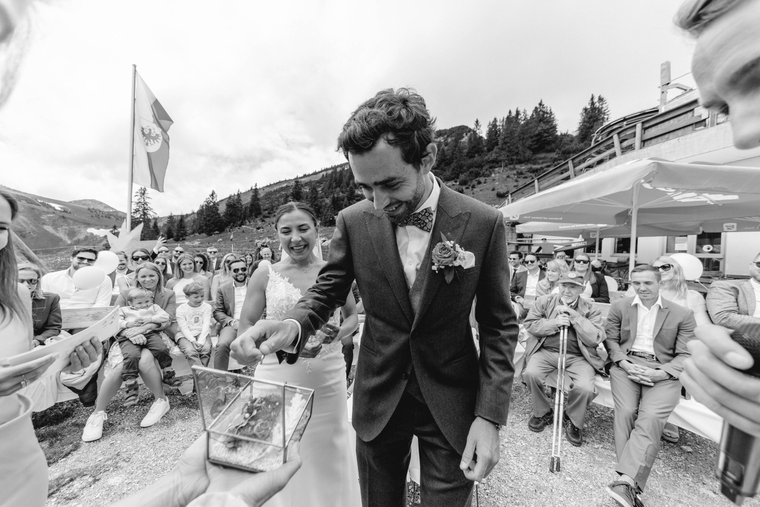 Hochzeit Tannheimer Tal, Hochzeitsfotografie Tannheimer Tal, Hochzeitsfotografin Österreich, Hochzeit in Österreich, Hochzeitslocation Tannheimer Tal, Getting Ready Hochzeit, First Moment Hochzeit, La Soa Chalets Hochzeit, Brautpaarshooting Tannheimer Tal, Gondel Hochzeit, Trauung auf dem Berg Österreich, Berg Hochzeit Österreich, Outdoor Hochzeit Tannheimer Tal, Hochzeitsfotografie Alpen, Alpenhochzeit Österreich, Hochzeitsfotografie Getting Ready Momente, First Look Hochzeitsfotografin Tannheimer Tal, La Soa Chalets Hochzeitslocation, Romantische Trauung auf dem Berg in Österreich, Brautpaarshooting in den Alpen, Gondelfahrt Hochzeit Tannheimer Tal, Hochzeitsfotografin für Alpenhochzeit, Hochzeit in La Soa Chalets Österreich, Exklusive Hochzeitsfotografie Tannheimer Tal, Hochzeit mit Gondel in den Bergen, Tipps für die perfekte Hochzeit im Tannheimer Tal, Die schönsten Hochzeitslocations in den Alpen, So wird das Getting Ready unvergesslich, First Moment: Der erste Augenblick als Brautpaar, Heiraten in den La Soa Chalets in Österreich, Romantische Bergtrauung in den Alpen, Inspirationen für ein Brautpaarshooting in den Bergen, Hochzeit mit Gondelfahrt im Tannheimer Tal, destination wedding österreich