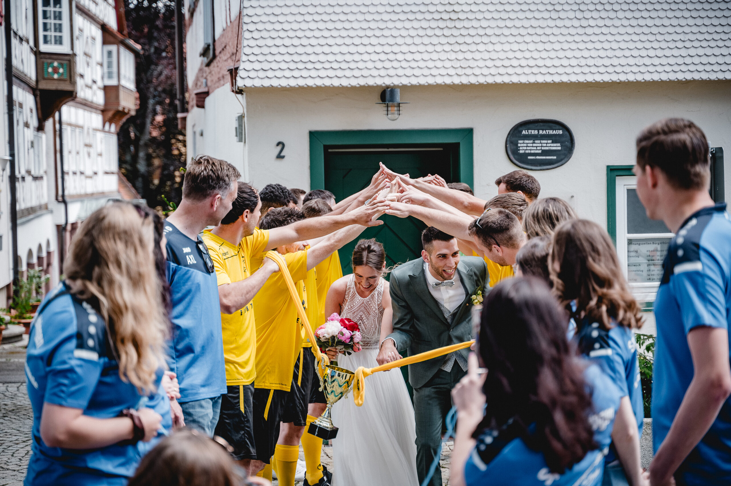 **Kleider machen Sportler. Auch im Alltag!** 🏅 Jedes Trikot, jeder Trainingsanzug und jedes Shirt mit eurem Vereinslogo symbolisiert Leidenschaft, Teamgeist und Gemeinschaft im Sportverein. Besonders in der Öffentlichkeit ist eure Vereinskleidung die beste Werbung für euren Verein. Heute am 11. Juni feiern wir den **Trikottag**: Tragt euer Trikot, eure Trainingsjacke oder euer Vereins-Shirt ins Büro, zum Einkaufen, in die Schule, zur Uni oder überall sonst hin. 📸 Postet euer Bild mit dem Hashtag #TrikotTag, markiert uns und wir teilen euren Beitrag in unserer Story! 💪 #Teamgeist #Vereinsleben #Trikottag #Gemeinschaft #Leidenschaft #Zusammenhalt 
