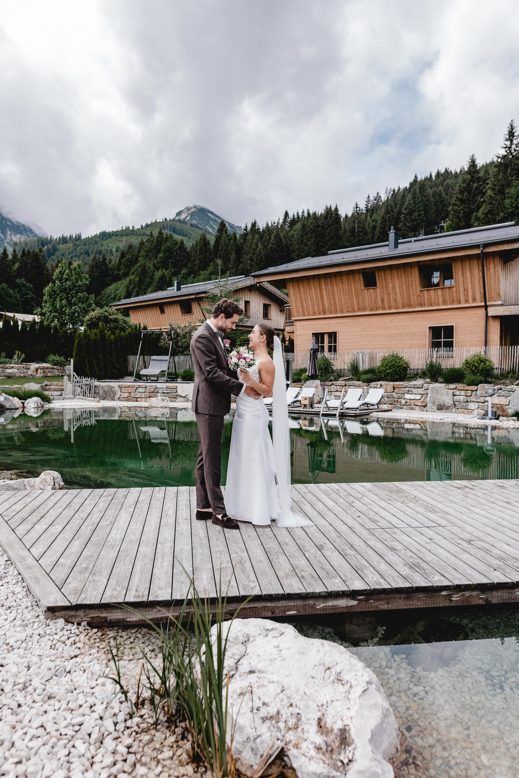 Hochzeit Tannheimer Tal, Hochzeitsfotografie Tannheimer Tal, Hochzeitsfotografin Österreich, Hochzeit in Österreich, Hochzeitslocation Tannheimer Tal, Getting Ready Hochzeit, First Moment Hochzeit, La Soa Chalets Hochzeit, Brautpaarshooting Tannheimer Tal, Gondel Hochzeit, Trauung auf dem Berg Österreich, Berg Hochzeit Österreich, Outdoor Hochzeit Tannheimer Tal, Hochzeitsfotografie Alpen, Alpenhochzeit Österreich, Hochzeitsfotografie Getting Ready Momente, First Look Hochzeitsfotografin Tannheimer Tal, La Soa Chalets Hochzeitslocation, Romantische Trauung auf dem Berg in Österreich, Brautpaarshooting in den Alpen, Gondelfahrt Hochzeit Tannheimer Tal, Hochzeitsfotografin für Alpenhochzeit, Hochzeit in La Soa Chalets Österreich, Exklusive Hochzeitsfotografie Tannheimer Tal, Hochzeit mit Gondel in den Bergen, Tipps für die perfekte Hochzeit im Tannheimer Tal, Die schönsten Hochzeitslocations in den Alpen, So wird das Getting Ready unvergesslich, First Moment: Der erste Augenblick als Brautpaar, Heiraten in den La Soa Chalets in Österreich, Romantische Bergtrauung in den Alpen, Inspirationen für ein Brautpaarshooting in den Bergen, Hochzeit mit Gondelfahrt im Tannheimer Tal