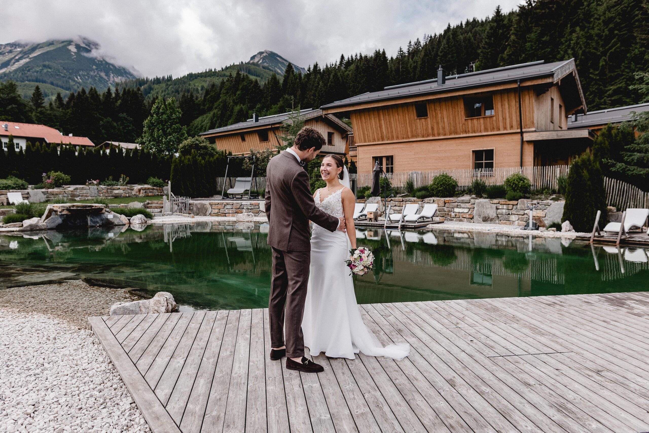 Hochzeit Tannheimer Tal, Hochzeitsfotografie Tannheimer Tal, Hochzeitsfotografin Österreich, Hochzeit in Österreich, Hochzeitslocation Tannheimer Tal, Getting Ready Hochzeit, First Moment Hochzeit, La Soa Chalets Hochzeit, Brautpaarshooting Tannheimer Tal, Gondel Hochzeit, Trauung auf dem Berg Österreich, Berg Hochzeit Österreich, Outdoor Hochzeit Tannheimer Tal, Hochzeitsfotografie Alpen, Alpenhochzeit Österreich, Hochzeitsfotografie Getting Ready Momente, First Look Hochzeitsfotografin Tannheimer Tal, La Soa Chalets Hochzeitslocation, Romantische Trauung auf dem Berg in Österreich, Brautpaarshooting in den Alpen, Gondelfahrt Hochzeit Tannheimer Tal, Hochzeitsfotografin für Alpenhochzeit, Hochzeit in La Soa Chalets Österreich, Exklusive Hochzeitsfotografie Tannheimer Tal, Hochzeit mit Gondel in den Bergen, Tipps für die perfekte Hochzeit im Tannheimer Tal, Die schönsten Hochzeitslocations in den Alpen, So wird das Getting Ready unvergesslich, First Moment: Der erste Augenblick als Brautpaar, Heiraten in den La Soa Chalets in Österreich, Romantische Bergtrauung in den Alpen, Inspirationen für ein Brautpaarshooting in den Bergen, Hochzeit mit Gondelfahrt im Tannheimer Tal