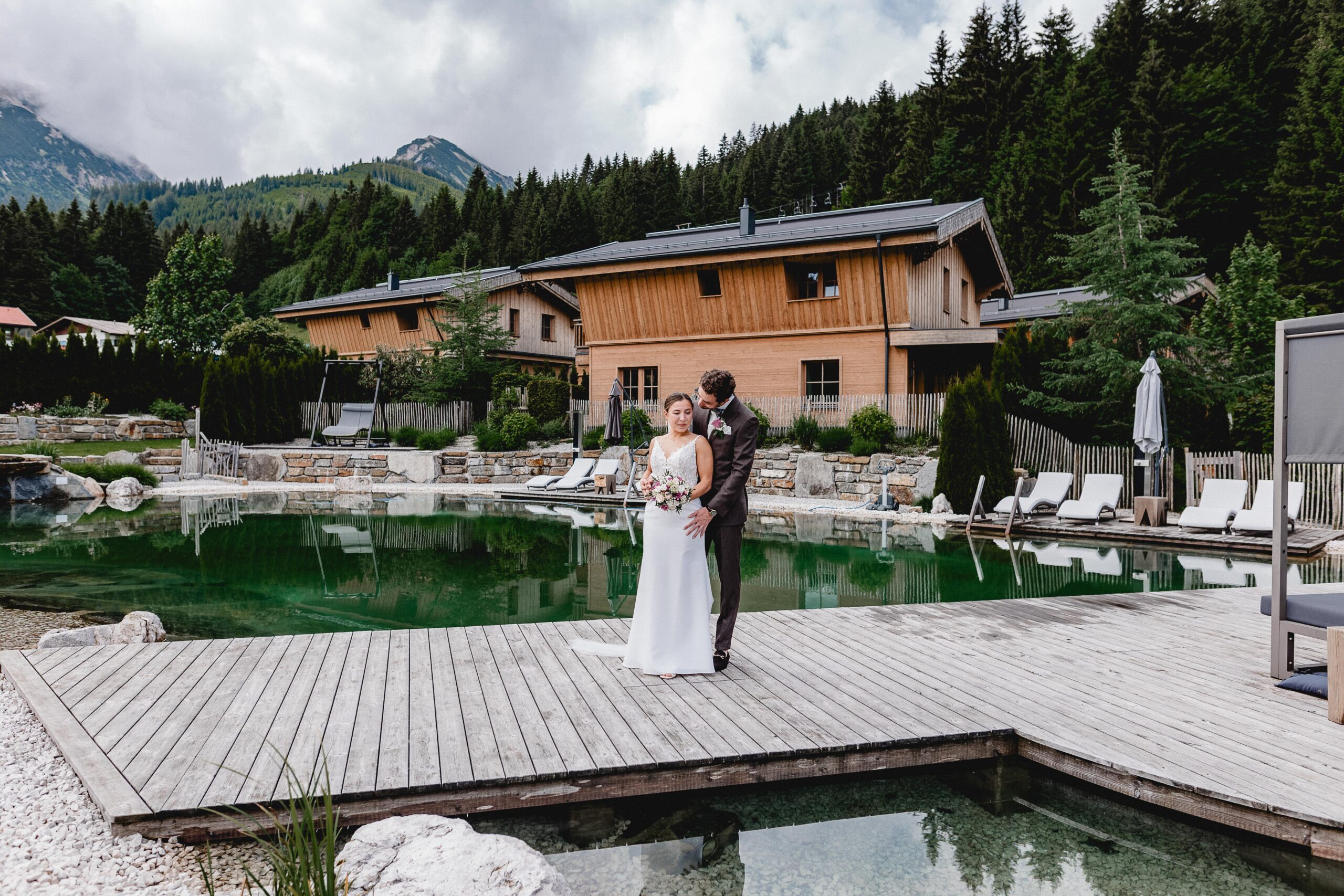 Hochzeit Tannheimer Tal, Hochzeitsfotografie Tannheimer Tal, Hochzeitsfotografin Österreich, Hochzeit in Österreich, Hochzeitslocation Tannheimer Tal, Getting Ready Hochzeit, First Moment Hochzeit, La Soa Chalets Hochzeit, Brautpaarshooting Tannheimer Tal, Gondel Hochzeit, Trauung auf dem Berg Österreich, Berg Hochzeit Österreich, Outdoor Hochzeit Tannheimer Tal, Hochzeitsfotografie Alpen, Alpenhochzeit Österreich, Hochzeitsfotografie Getting Ready Momente, First Look Hochzeitsfotografin Tannheimer Tal, La Soa Chalets Hochzeitslocation, Romantische Trauung auf dem Berg in Österreich, Brautpaarshooting in den Alpen, Gondelfahrt Hochzeit Tannheimer Tal, Hochzeitsfotografin für Alpenhochzeit, Hochzeit in La Soa Chalets Österreich, Exklusive Hochzeitsfotografie Tannheimer Tal, Hochzeit mit Gondel in den Bergen, Tipps für die perfekte Hochzeit im Tannheimer Tal, Die schönsten Hochzeitslocations in den Alpen, So wird das Getting Ready unvergesslich, First Moment: Der erste Augenblick als Brautpaar, Heiraten in den La Soa Chalets in Österreich, Romantische Bergtrauung in den Alpen, Inspirationen für ein Brautpaarshooting in den Bergen, Hochzeit mit Gondelfahrt im Tannheimer Tal