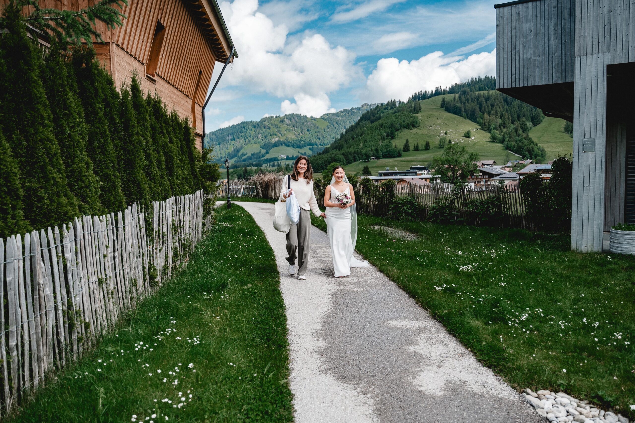 Hochzeit Tannheimer Tal, Hochzeitsfotografie Tannheimer Tal, Hochzeitsfotografin Österreich, Hochzeit in Österreich, Hochzeitslocation Tannheimer Tal, Getting Ready Hochzeit, First Moment Hochzeit, La Soa Chalets Hochzeit, Brautpaarshooting Tannheimer Tal, Gondel Hochzeit, Trauung auf dem Berg Österreich, Berg Hochzeit Österreich, Outdoor Hochzeit Tannheimer Tal, Hochzeitsfotografie Alpen, Alpenhochzeit Österreich, Hochzeitsfotografie Getting Ready Momente, First Look Hochzeitsfotografin Tannheimer Tal, La Soa Chalets Hochzeitslocation, Romantische Trauung auf dem Berg in Österreich, Brautpaarshooting in den Alpen, Gondelfahrt Hochzeit Tannheimer Tal, Hochzeitsfotografin für Alpenhochzeit, Hochzeit in La Soa Chalets Österreich, Exklusive Hochzeitsfotografie Tannheimer Tal, Hochzeit mit Gondel in den Bergen, Tipps für die perfekte Hochzeit im Tannheimer Tal, Die schönsten Hochzeitslocations in den Alpen, So wird das Getting Ready unvergesslich, First Moment: Der erste Augenblick als Brautpaar, Heiraten in den La Soa Chalets in Österreich, Romantische Bergtrauung in den Alpen, Inspirationen für ein Brautpaarshooting in den Bergen, Hochzeit mit Gondelfahrt im Tannheimer Tal, destination wedding österreich
