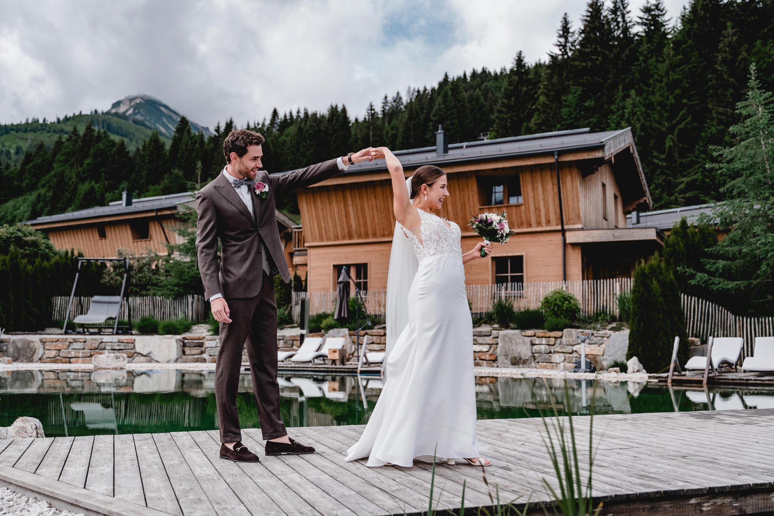 Hochzeit Tannheimer Tal, Hochzeitsfotografie Tannheimer Tal, Hochzeitsfotografin Österreich, Hochzeit in Österreich, Hochzeitslocation Tannheimer Tal, Getting Ready Hochzeit, First Moment Hochzeit, La Soa Chalets Hochzeit, Brautpaarshooting Tannheimer Tal, Gondel Hochzeit, Trauung auf dem Berg Österreich, Berg Hochzeit Österreich, Outdoor Hochzeit Tannheimer Tal, Hochzeitsfotografie Alpen, Alpenhochzeit Österreich, Hochzeitsfotografie Getting Ready Momente, First Look Hochzeitsfotografin Tannheimer Tal, La Soa Chalets Hochzeitslocation, Romantische Trauung auf dem Berg in Österreich, Brautpaarshooting in den Alpen, Gondelfahrt Hochzeit Tannheimer Tal, Hochzeitsfotografin für Alpenhochzeit, Hochzeit in La Soa Chalets Österreich, Exklusive Hochzeitsfotografie Tannheimer Tal, Hochzeit mit Gondel in den Bergen, Tipps für die perfekte Hochzeit im Tannheimer Tal, Die schönsten Hochzeitslocations in den Alpen, So wird das Getting Ready unvergesslich, First Moment: Der erste Augenblick als Brautpaar, Heiraten in den La Soa Chalets in Österreich, Romantische Bergtrauung in den Alpen, Inspirationen für ein Brautpaarshooting in den Bergen, Hochzeit mit Gondelfahrt im Tannheimer Tal, destination wedding österreich