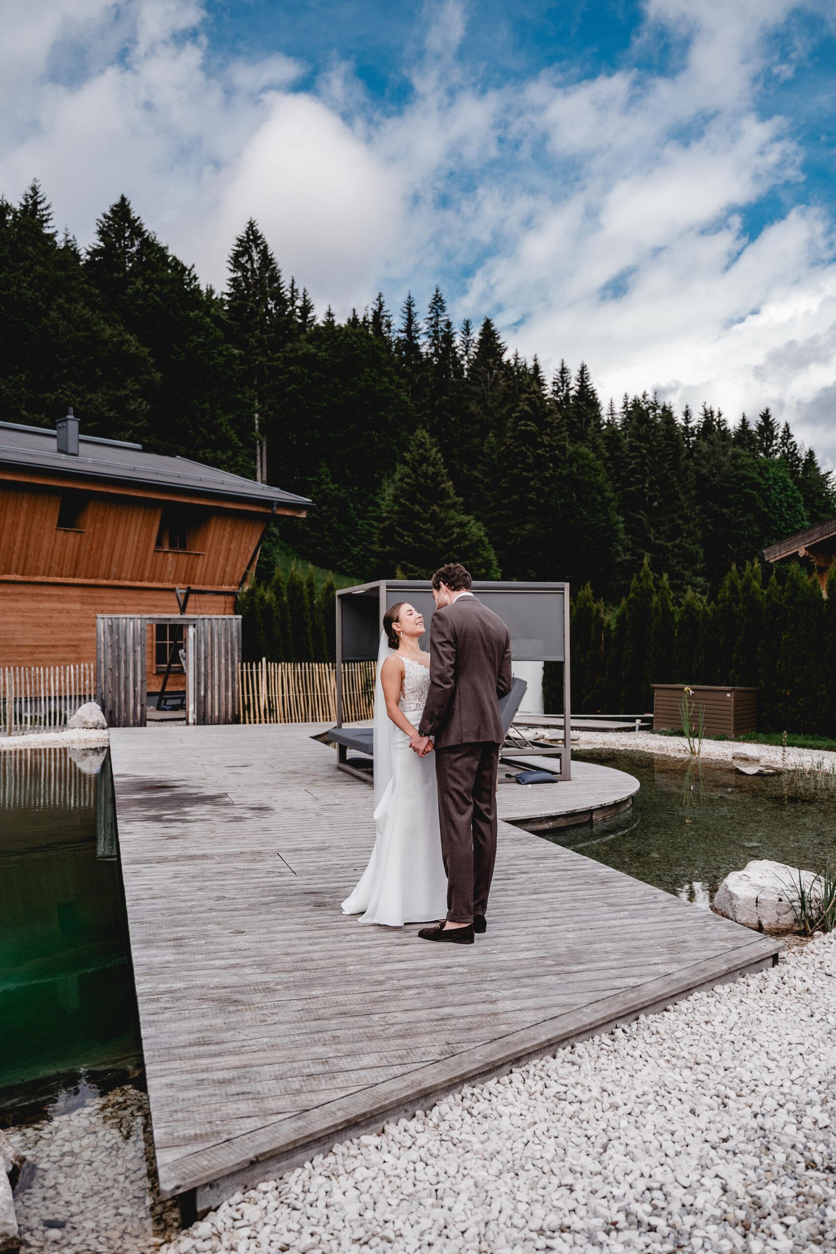 Hochzeit Tannheimer Tal, Hochzeitsfotografie Tannheimer Tal, Hochzeitsfotografin Österreich, Hochzeit in Österreich, Hochzeitslocation Tannheimer Tal, Getting Ready Hochzeit, First Moment Hochzeit, La Soa Chalets Hochzeit, Brautpaarshooting Tannheimer Tal, Gondel Hochzeit, Trauung auf dem Berg Österreich, Berg Hochzeit Österreich, Outdoor Hochzeit Tannheimer Tal, Hochzeitsfotografie Alpen, Alpenhochzeit Österreich, Hochzeitsfotografie Getting Ready Momente, First Look Hochzeitsfotografin Tannheimer Tal, La Soa Chalets Hochzeitslocation, Romantische Trauung auf dem Berg in Österreich, Brautpaarshooting in den Alpen, Gondelfahrt Hochzeit Tannheimer Tal, Hochzeitsfotografin für Alpenhochzeit, Hochzeit in La Soa Chalets Österreich, Exklusive Hochzeitsfotografie Tannheimer Tal, Hochzeit mit Gondel in den Bergen, Tipps für die perfekte Hochzeit im Tannheimer Tal, Die schönsten Hochzeitslocations in den Alpen, So wird das Getting Ready unvergesslich, First Moment: Der erste Augenblick als Brautpaar, Heiraten in den La Soa Chalets in Österreich, Romantische Bergtrauung in den Alpen, Inspirationen für ein Brautpaarshooting in den Bergen, Hochzeit mit Gondelfahrt im Tannheimer Tal, destination wedding österreich