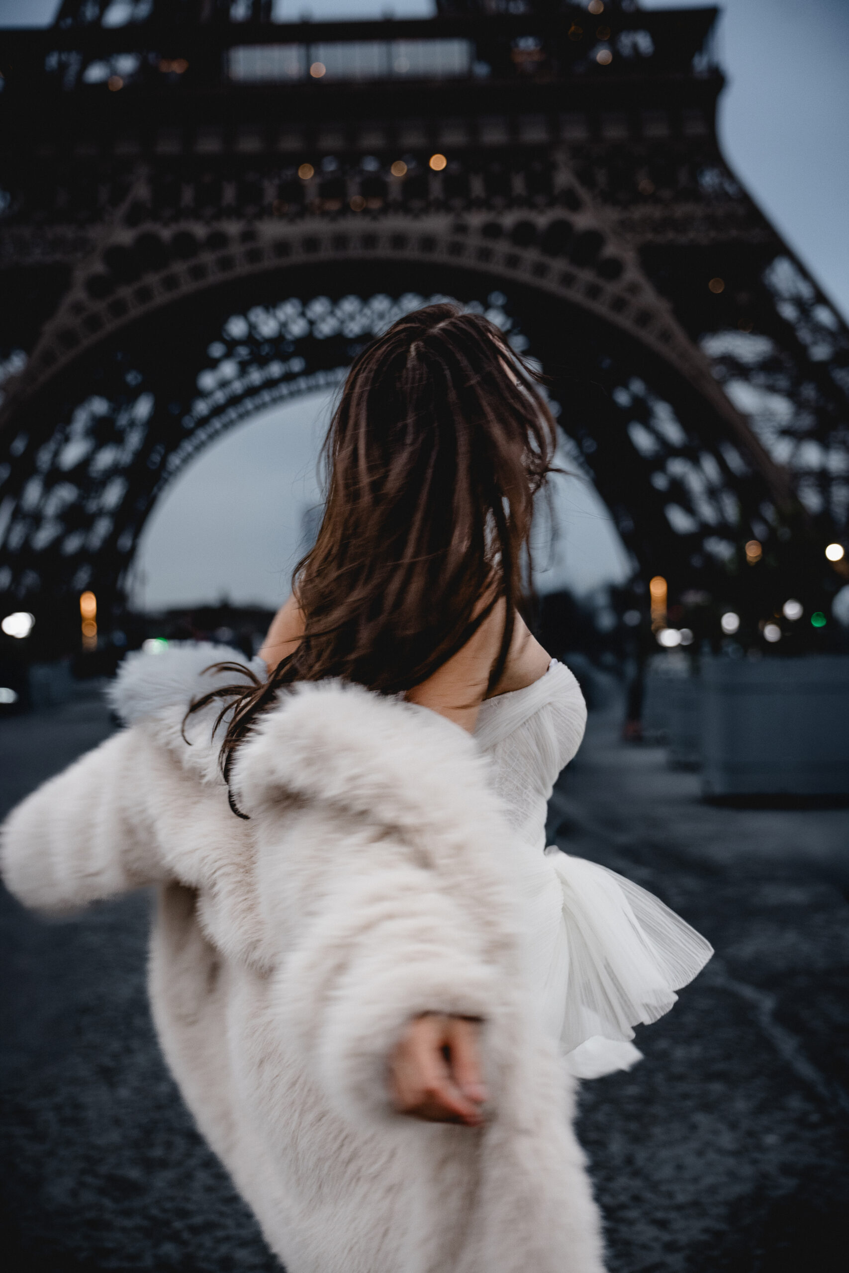 Braut in Paris, Hochzeit in Paris, Hochzeit am Eiffelturm, Paris Hochzeitsfotos, Brautmode Paris, Romantische Hochzeit, Paris Hochzeitstraditionen, Brautshooting in Paris, Französische Hochzeit, Destination Wedding Paris, Eiffelturm Hochzeit, Traumhochzeit in Paris, Hochzeitslocation Paris, Braut und Bräutigam Paris, Hochzeitsfotoshooting Paris, Portrait Hochzeit, Eiffelturm, Louvre, brautmode, bellfille brautmode, braut, model