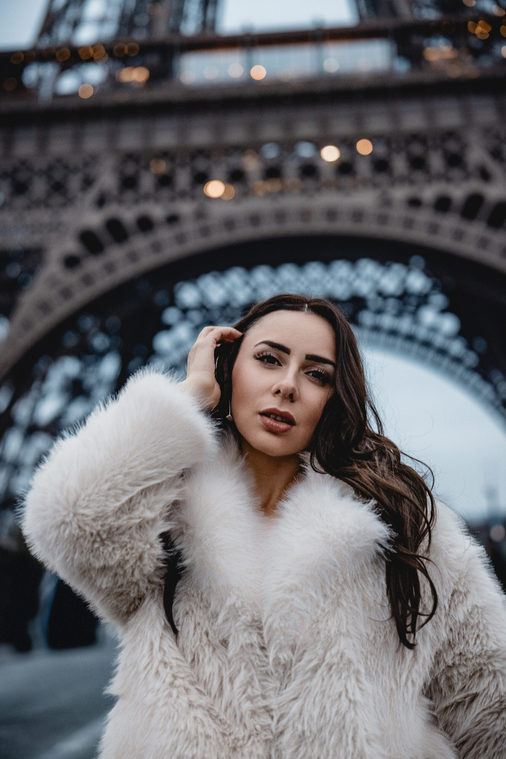 Braut in Paris, Hochzeit in Paris, Hochzeit am Eiffelturm, Paris Hochzeitsfotos, Brautmode Paris, Romantische Hochzeit, Paris Hochzeitstraditionen, Brautshooting in Paris, Französische Hochzeit, Destination Wedding Paris, Eiffelturm Hochzeit, Traumhochzeit in Paris, Hochzeitslocation Paris, Braut und Bräutigam Paris, Hochzeitsfotoshooting Paris, Portrait Hochzeit, Eiffelturm, Louvre, brautmode, bellfille brautmode, braut, model