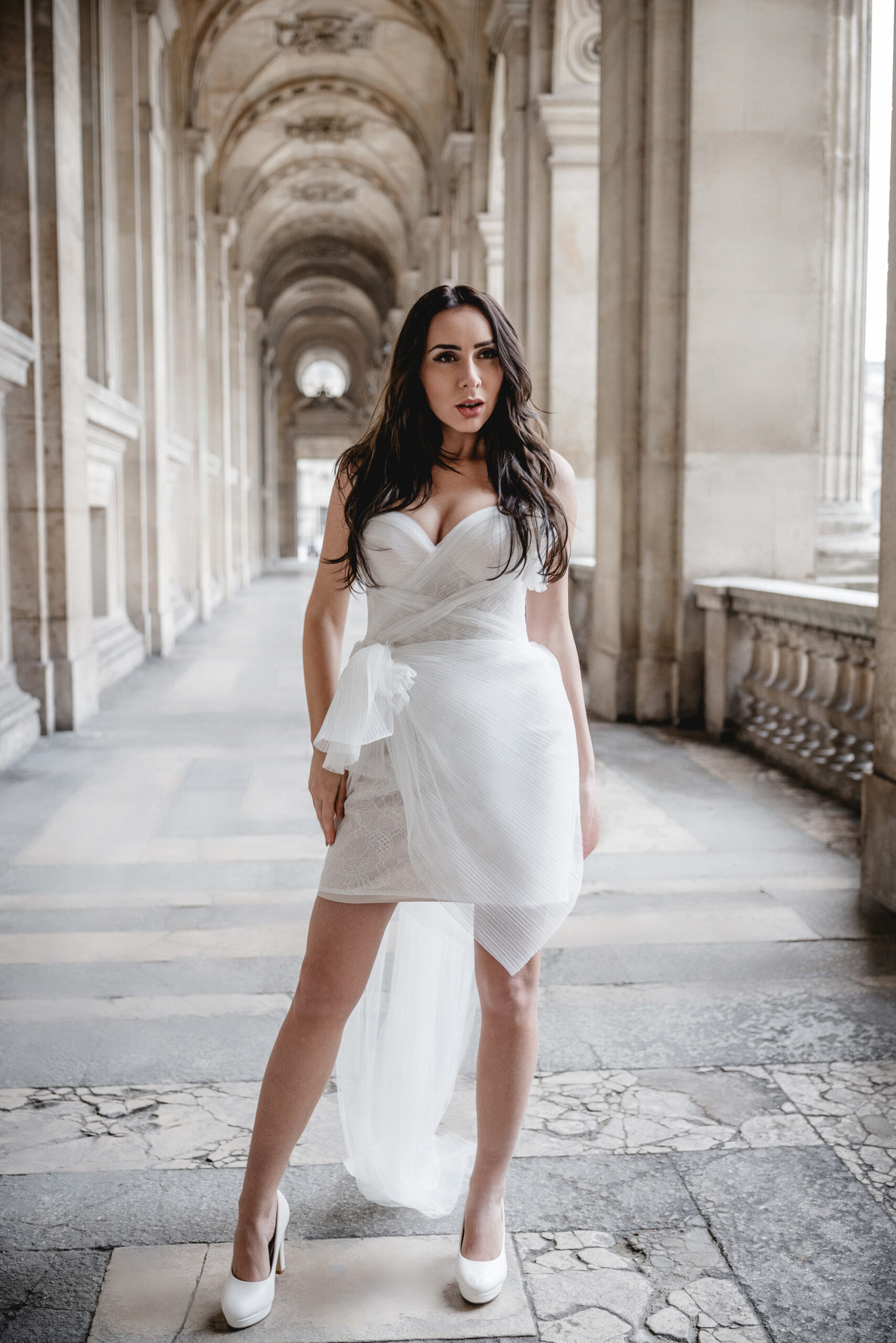 Braut in Paris, Hochzeit in Paris, Hochzeit am Eiffelturm, Paris Hochzeitsfotos, Brautmode Paris, Romantische Hochzeit, Paris Hochzeitstraditionen, Brautshooting in Paris, Französische Hochzeit, Destination Wedding Paris, Eiffelturm Hochzeit, Traumhochzeit in Paris, Hochzeitslocation Paris, Braut und Bräutigam Paris, Hochzeitsfotoshooting Paris, Portrait Hochzeit, Eiffelturm, Louvre, brautmode, bellfille brautmode, braut, model