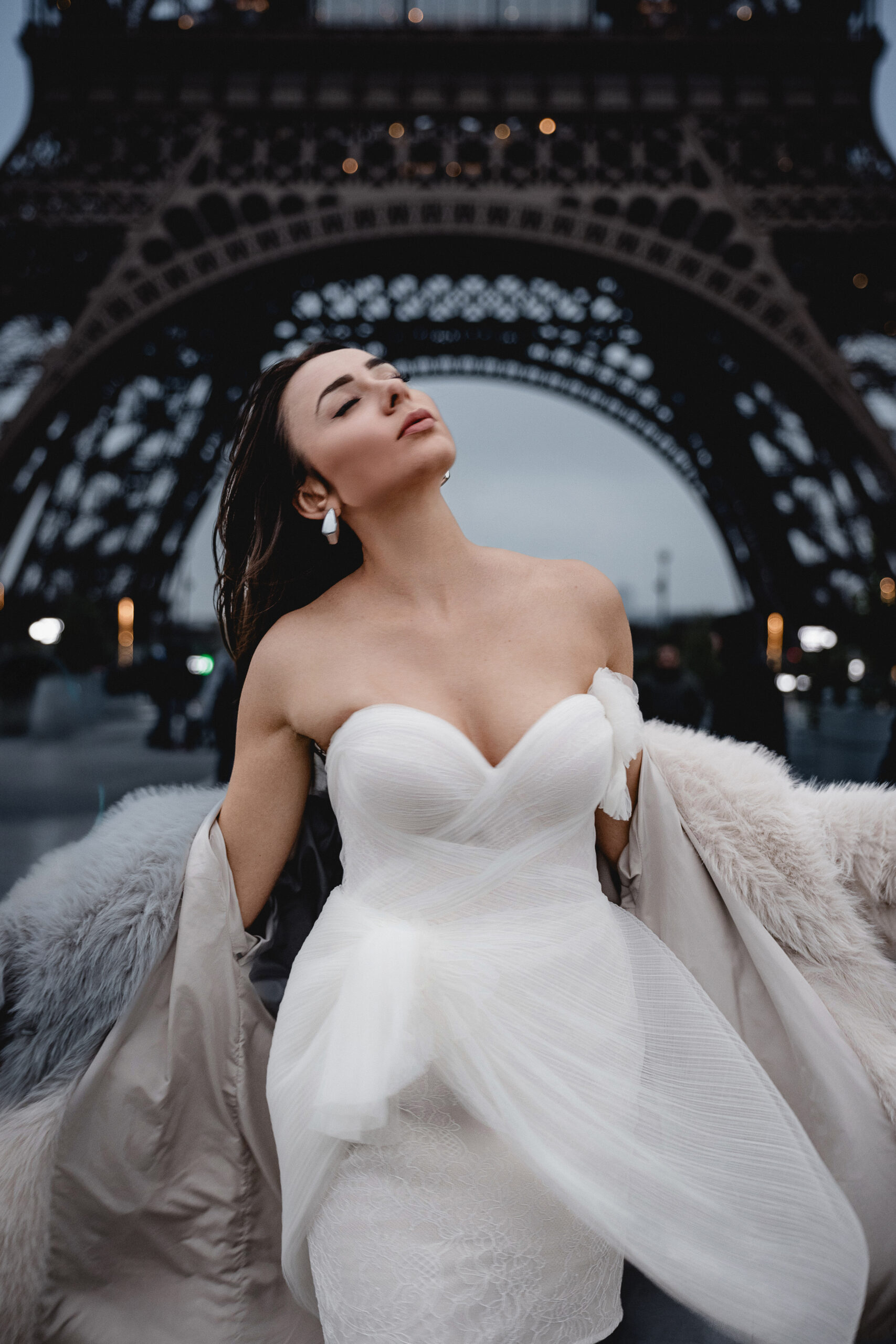 Braut in Paris, Hochzeit in Paris, Hochzeit am Eiffelturm, Paris Hochzeitsfotos, Brautmode Paris, Romantische Hochzeit, Paris Hochzeitstraditionen, Brautshooting in Paris, Französische Hochzeit, Destination Wedding Paris, Eiffelturm Hochzeit, Traumhochzeit in Paris, Hochzeitslocation Paris, Braut und Bräutigam Paris, Hochzeitsfotoshooting Paris, Portrait Hochzeit, Eiffelturm, Louvre, brautmode, bellfille brautmode, braut, model