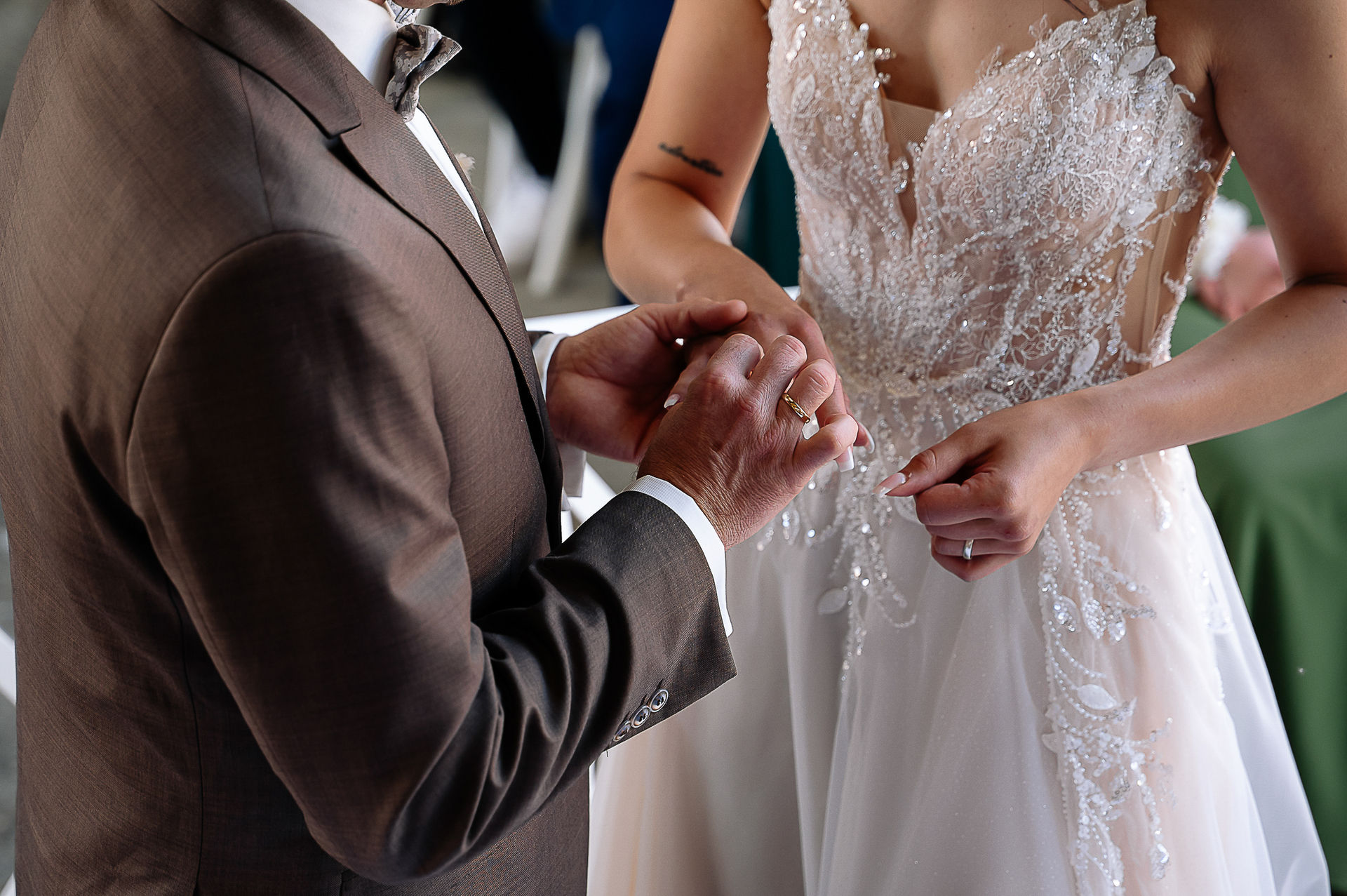 Brautpaar Sara und Olli bei ihrer Hochzeit in der Motorworld Village Metzingen vor historischer Backsteinkulisse.