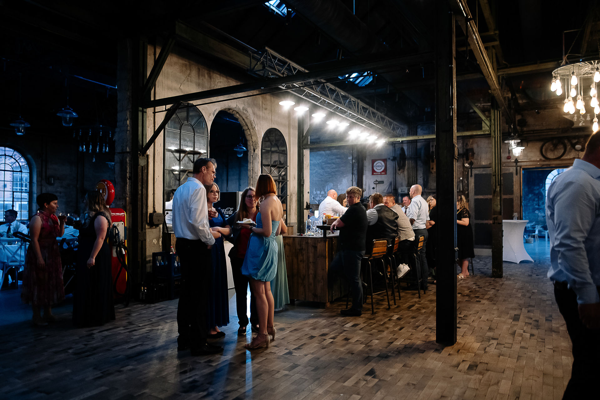 Brautpaar Sara und Olli bei ihrer Hochzeit in der Motorworld Village Metzingen vor historischer Backsteinkulisse.