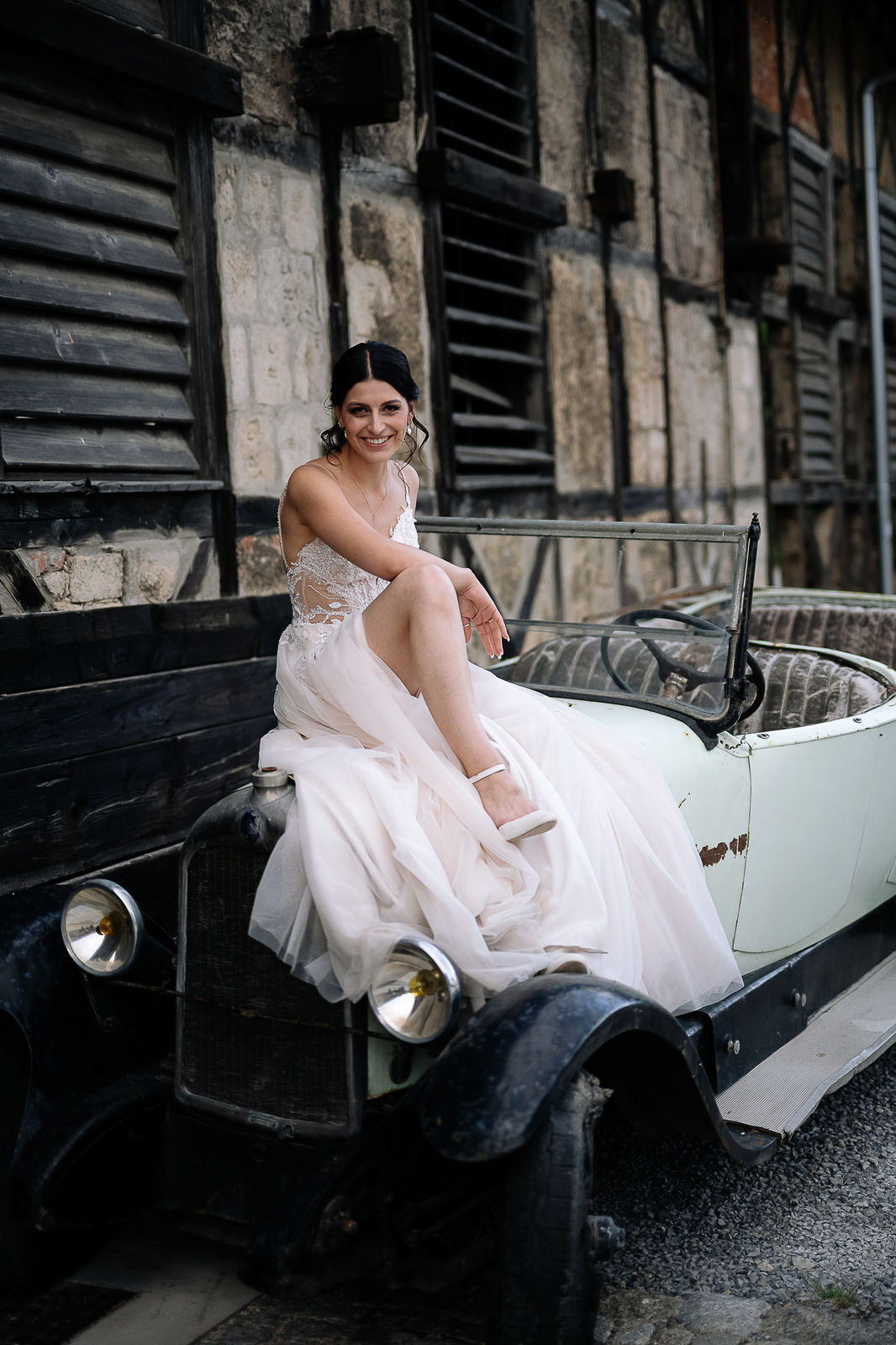 Brautpaar Sara und Olli bei ihrer Hochzeit in der Motorworld Village Metzingen vor historischer Backsteinkulisse.