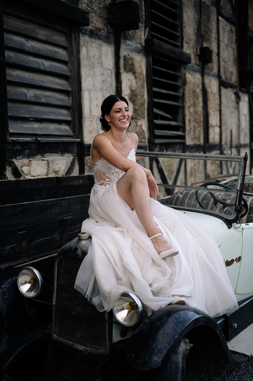 Brautpaar Sara und Olli bei ihrer Hochzeit in der Motorworld Village Metzingen vor historischer Backsteinkulisse.