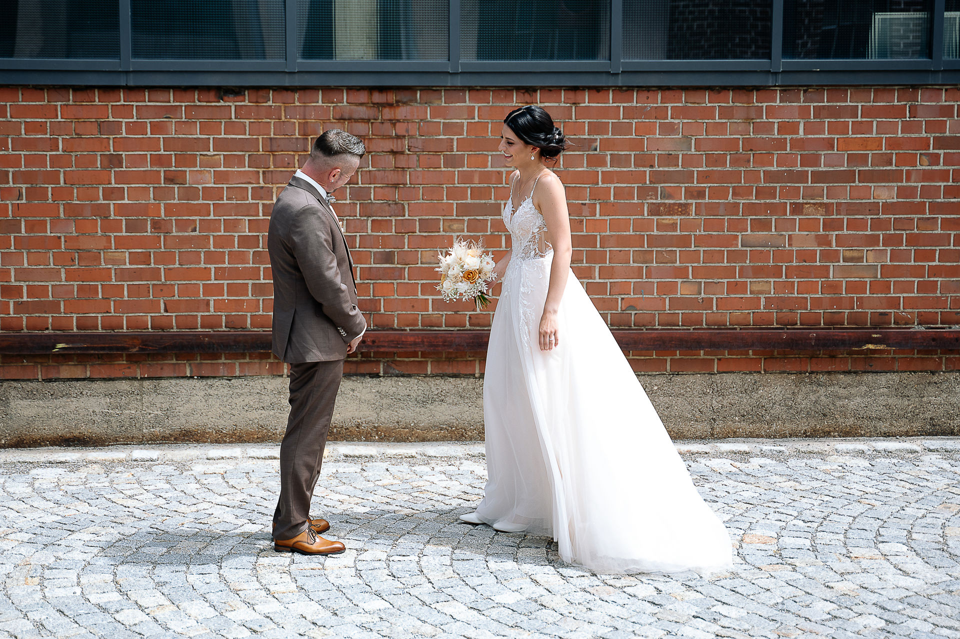 Romantisches Brautpaarshooting von Sara und Olli in der Motorworld Village Metzingen. Die einzigartige Kombination aus historischem Industriecharme und moderner Architektur schafft eine außergewöhnliche Kulisse für emotionale Hochzeitsfotos. Fotografiert von Nina Sander Photografie.
