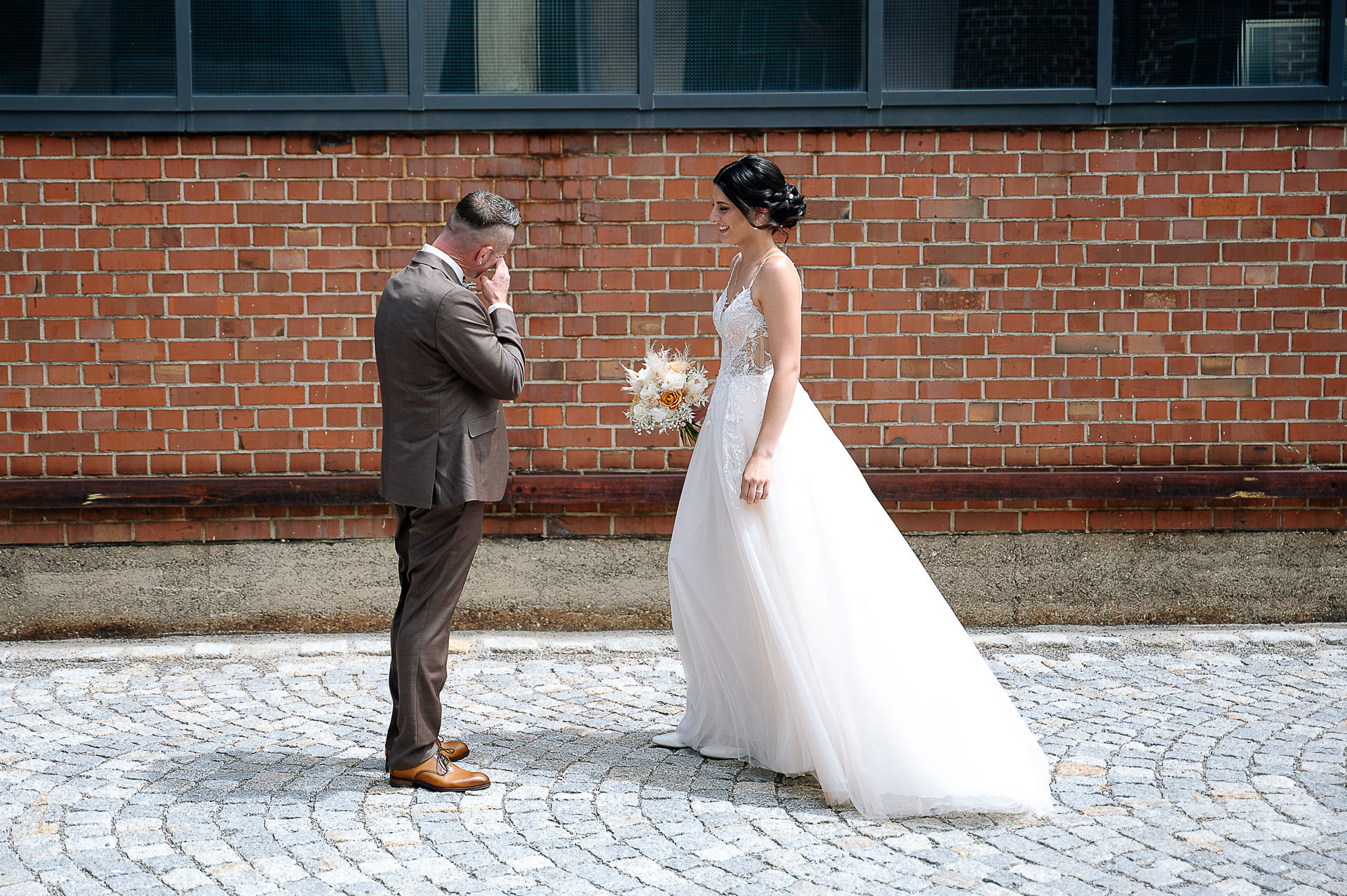 Romantisches Brautpaarshooting von Sara und Olli in der Motorworld Village Metzingen. Die einzigartige Kombination aus historischem Industriecharme und moderner Architektur schafft eine außergewöhnliche Kulisse für emotionale Hochzeitsfotos. Fotografiert von Nina Sander Photografie.