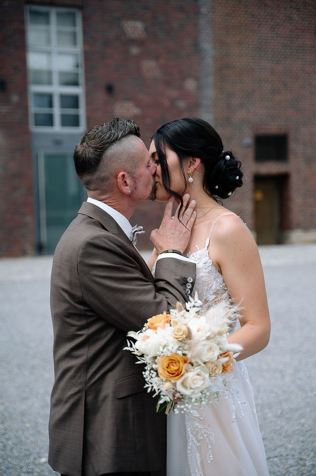 Romantisches Brautpaarshooting von Sara und Olli in der Motorworld Village Metzingen. Die einzigartige Kombination aus historischem Industriecharme und moderner Architektur schafft eine außergewöhnliche Kulisse für emotionale Hochzeitsfotos. Fotografiert von Nina Sander Photografie.