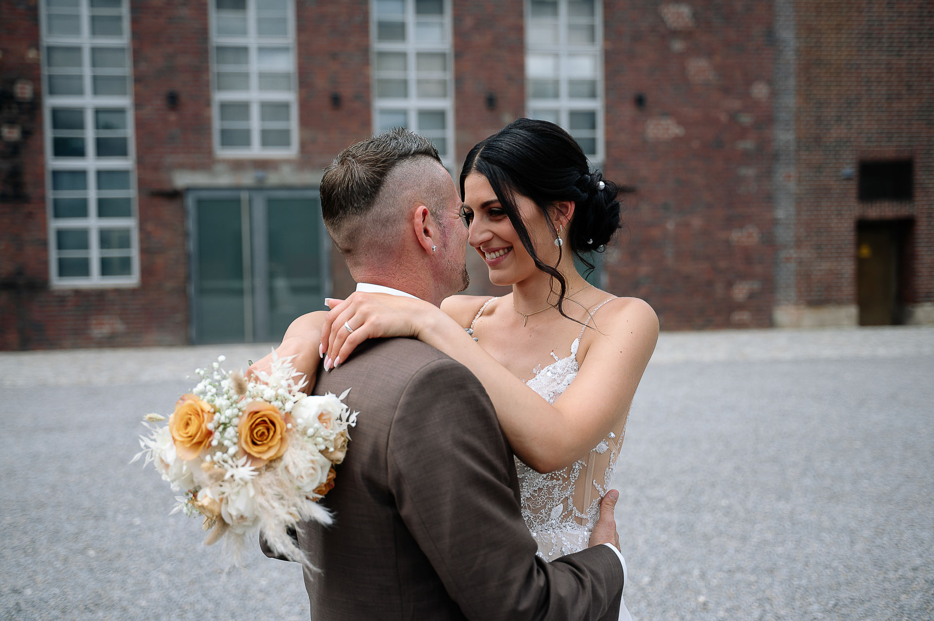 Romantisches Brautpaarshooting von Sara und Olli in der Motorworld Village Metzingen. Die einzigartige Kombination aus historischem Industriecharme und moderner Architektur schafft eine außergewöhnliche Kulisse für emotionale Hochzeitsfotos. Fotografiert von Nina Sander Photografie.