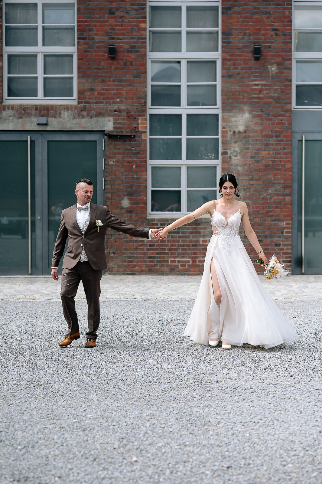 Romantisches Brautpaarshooting von Sara und Olli in der Motorworld Village Metzingen. Die einzigartige Kombination aus historischem Industriecharme und moderner Architektur schafft eine außergewöhnliche Kulisse für emotionale Hochzeitsfotos. Fotografiert von Nina Sander Photografie.