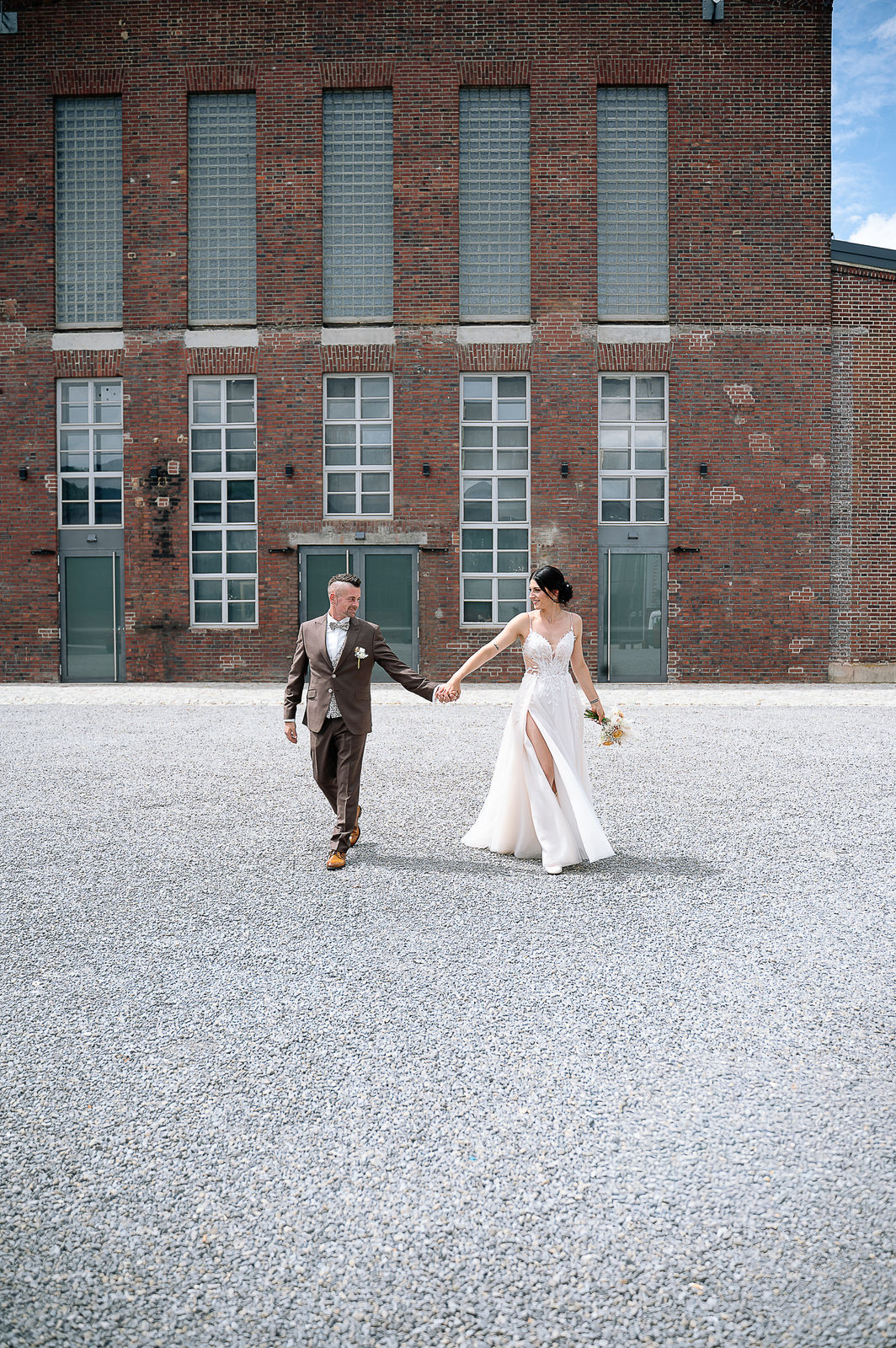 Romantisches Brautpaarshooting von Sara und Olli in der Motorworld Village Metzingen. Die einzigartige Kombination aus historischem Industriecharme und moderner Architektur schafft eine außergewöhnliche Kulisse für emotionale Hochzeitsfotos. Fotografiert von Nina Sander Photografie.