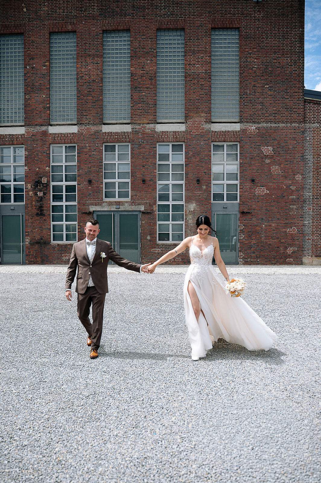 Romantisches Brautpaarshooting von Sara und Olli in der Motorworld Village Metzingen. Die einzigartige Kombination aus historischem Industriecharme und moderner Architektur schafft eine außergewöhnliche Kulisse für emotionale Hochzeitsfotos. Fotografiert von Nina Sander Photografie.