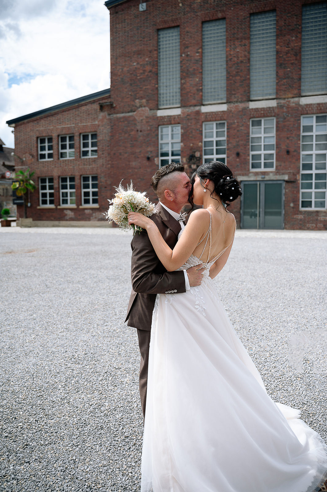 Romantisches Brautpaarshooting von Sara und Olli in der Motorworld Village Metzingen. Die einzigartige Kombination aus historischem Industriecharme und moderner Architektur schafft eine außergewöhnliche Kulisse für emotionale Hochzeitsfotos. Fotografiert von Nina Sander Photografie.