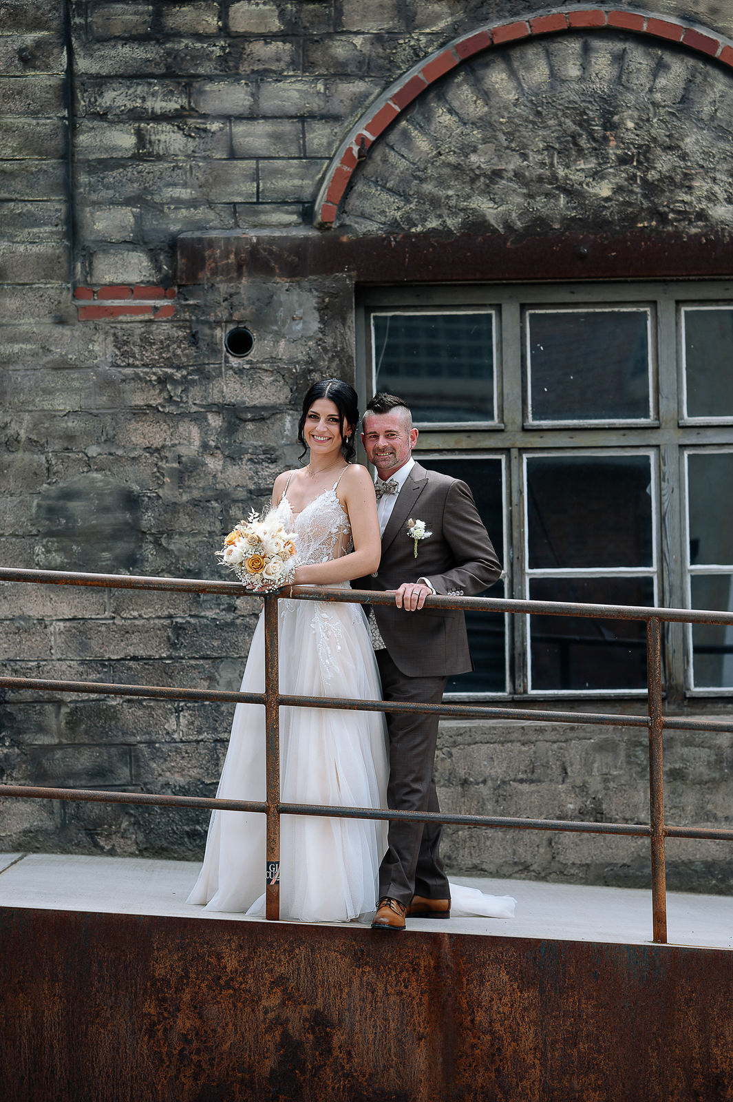Romantisches Brautpaarshooting von Sara und Olli in der Motorworld Village Metzingen. Die einzigartige Kombination aus historischem Industriecharme und moderner Architektur schafft eine außergewöhnliche Kulisse für emotionale Hochzeitsfotos. Fotografiert von Nina Sander Photografie.