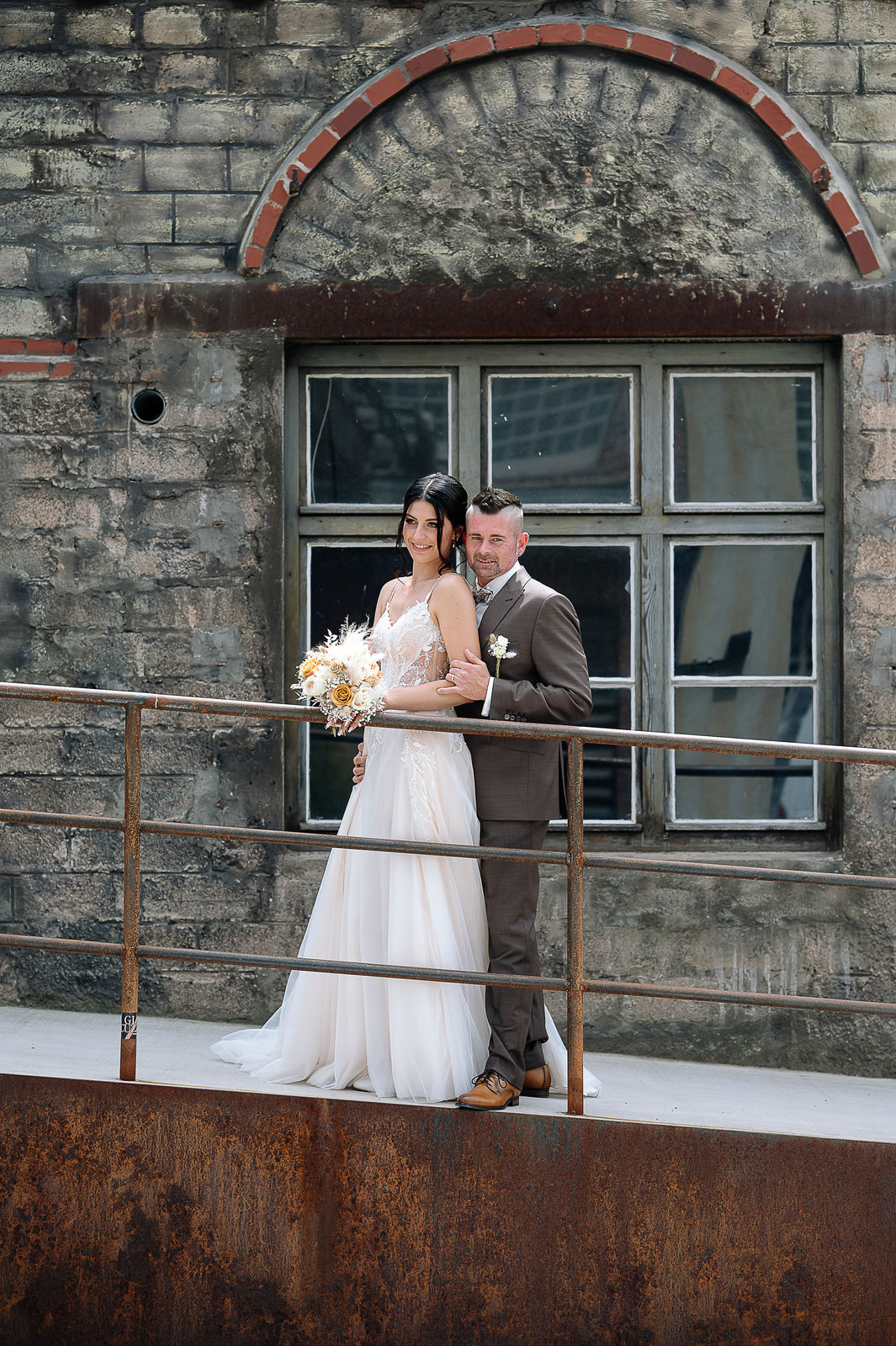 Romantisches Brautpaarshooting von Sara und Olli in der Motorworld Village Metzingen. Die einzigartige Kombination aus historischem Industriecharme und moderner Architektur schafft eine außergewöhnliche Kulisse für emotionale Hochzeitsfotos. Fotografiert von Nina Sander Photografie.